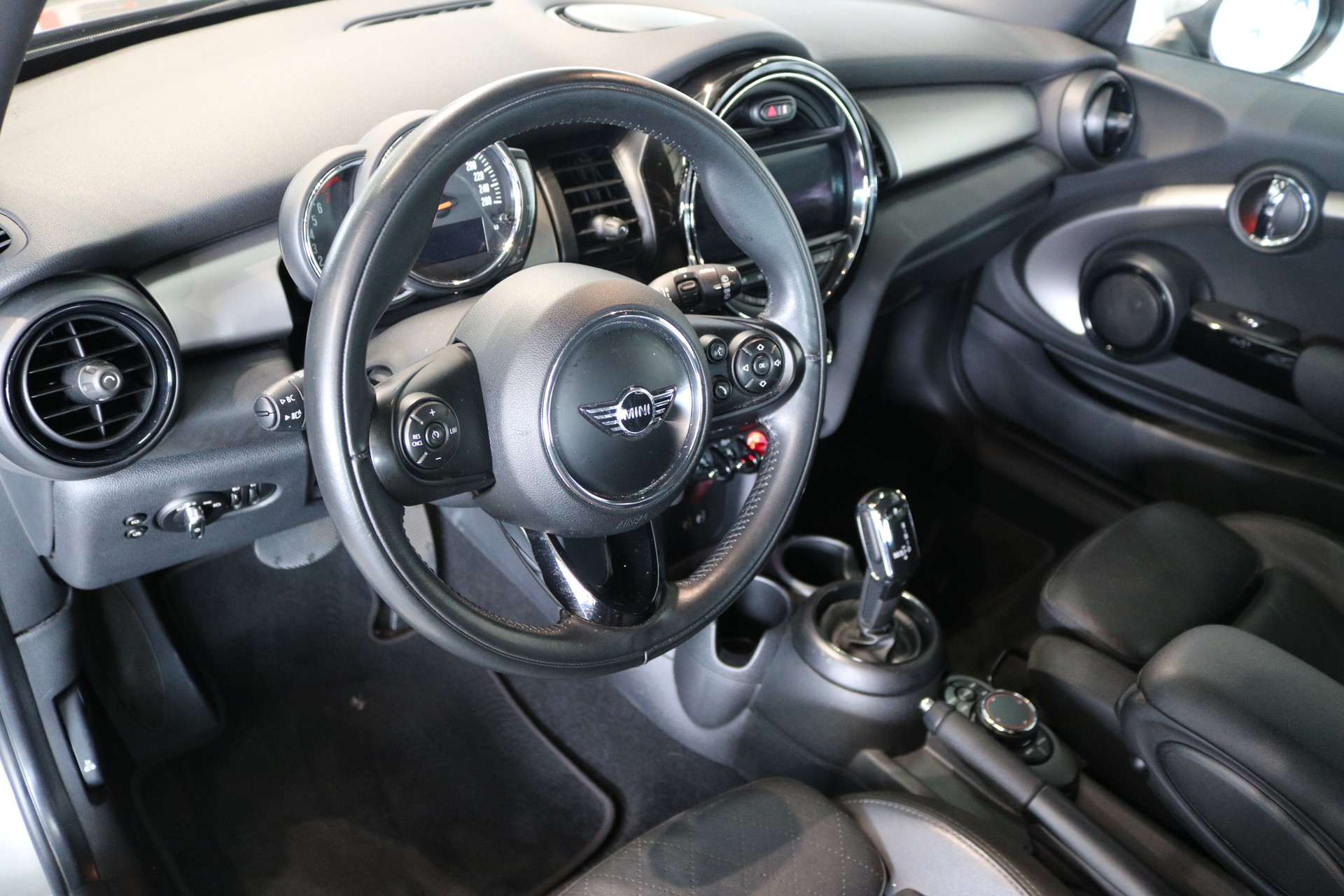 MINI Cooper Steptronic DKG-showroom-element-3