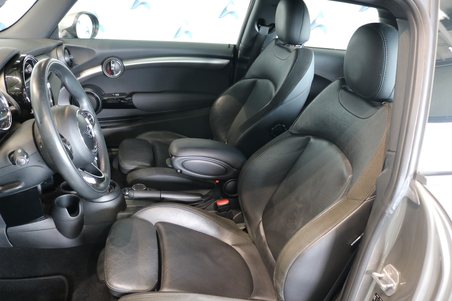 MINI Cooper Steptronic DKG-showroom-element-1