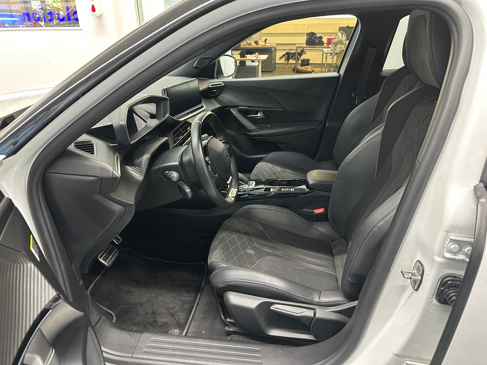 PEUGEOT 2008 e GT Pack-image-7