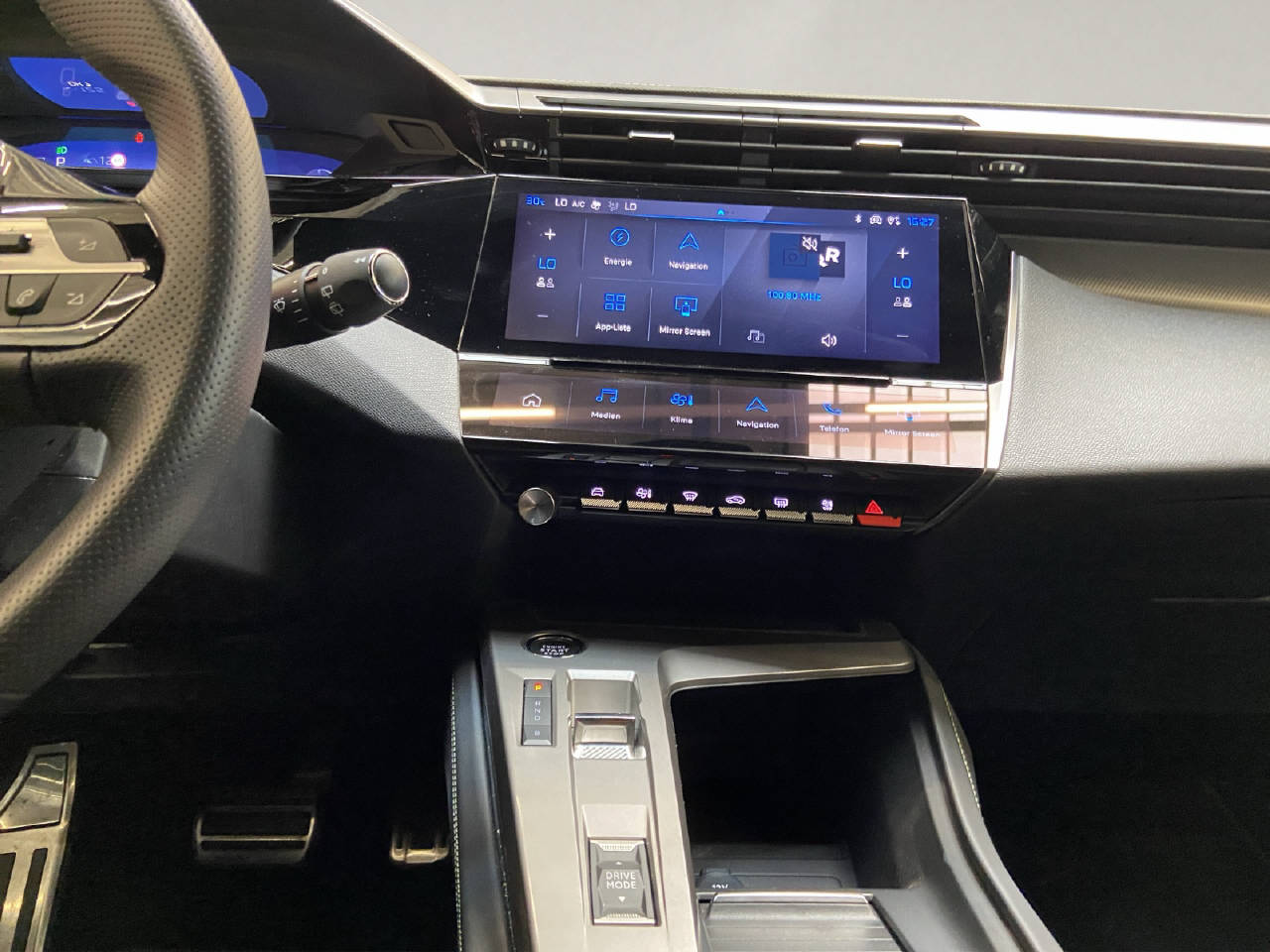 PEUGEOT 308 SW 1.6 PHEV 180 GT-image-9