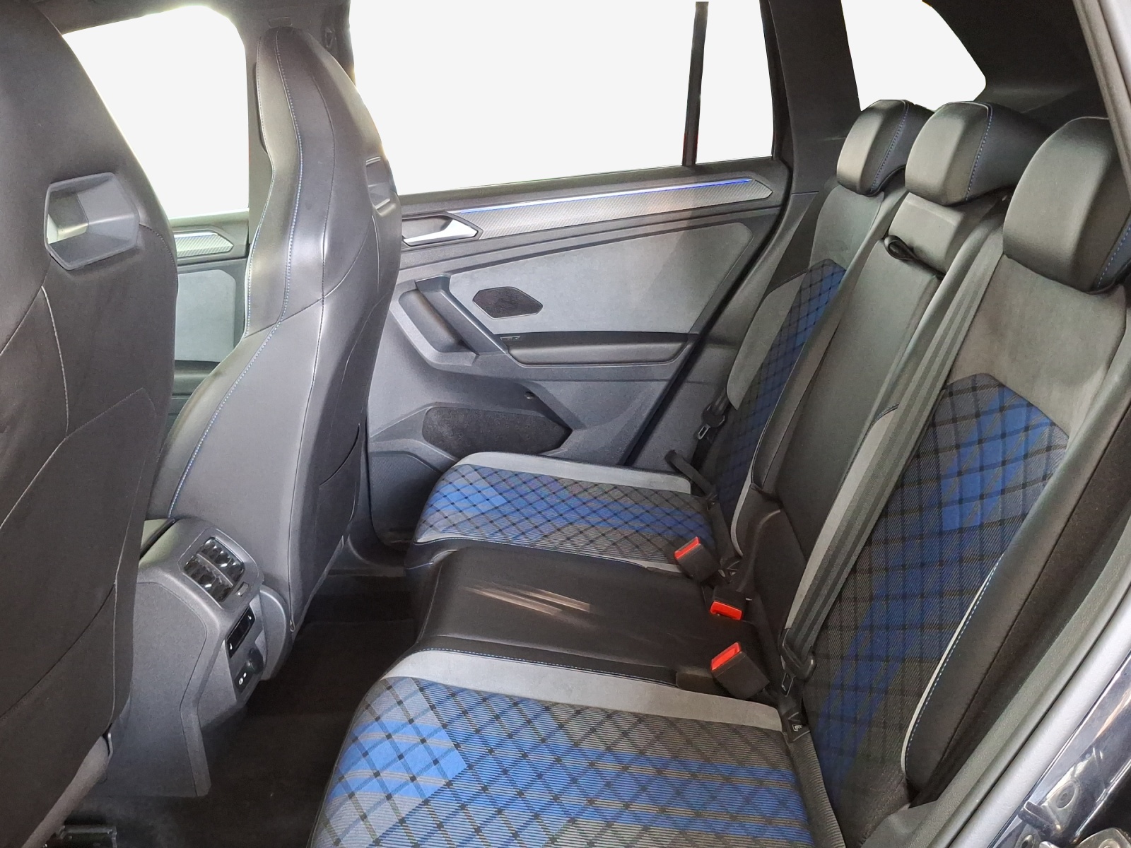 VW Tiguan 2.0TSI R 4Motion DSG-image-9