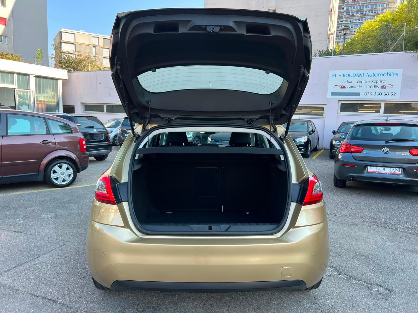 PEUGEOT 308 1.2 Pure Tech Style EAT8-image-11