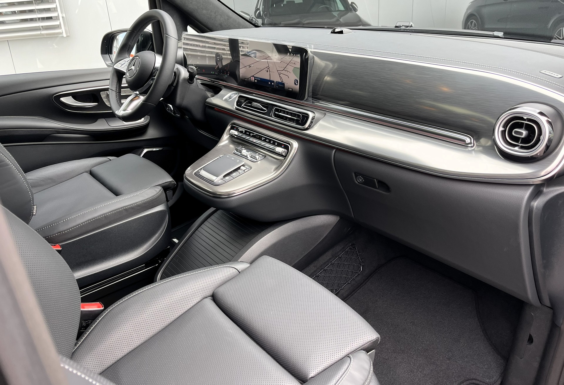 MERCEDES-BENZ V 300 d lang 4Matic Swiss Edition 9G-Tronic-image-8