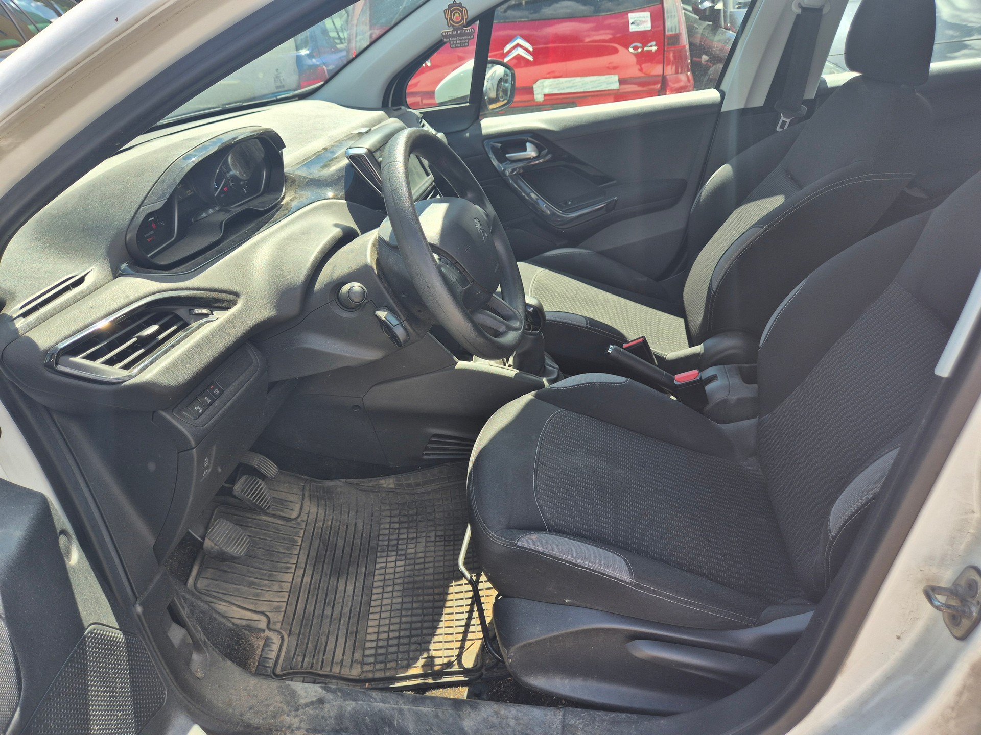 PEUGEOT 208 1.2 PureTech Allure-image-6