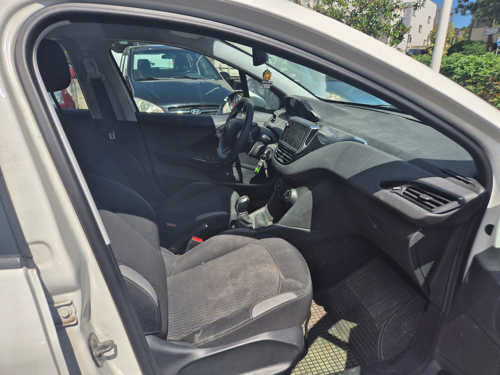 PEUGEOT 208 1.2 PureTech Allure-image-7
