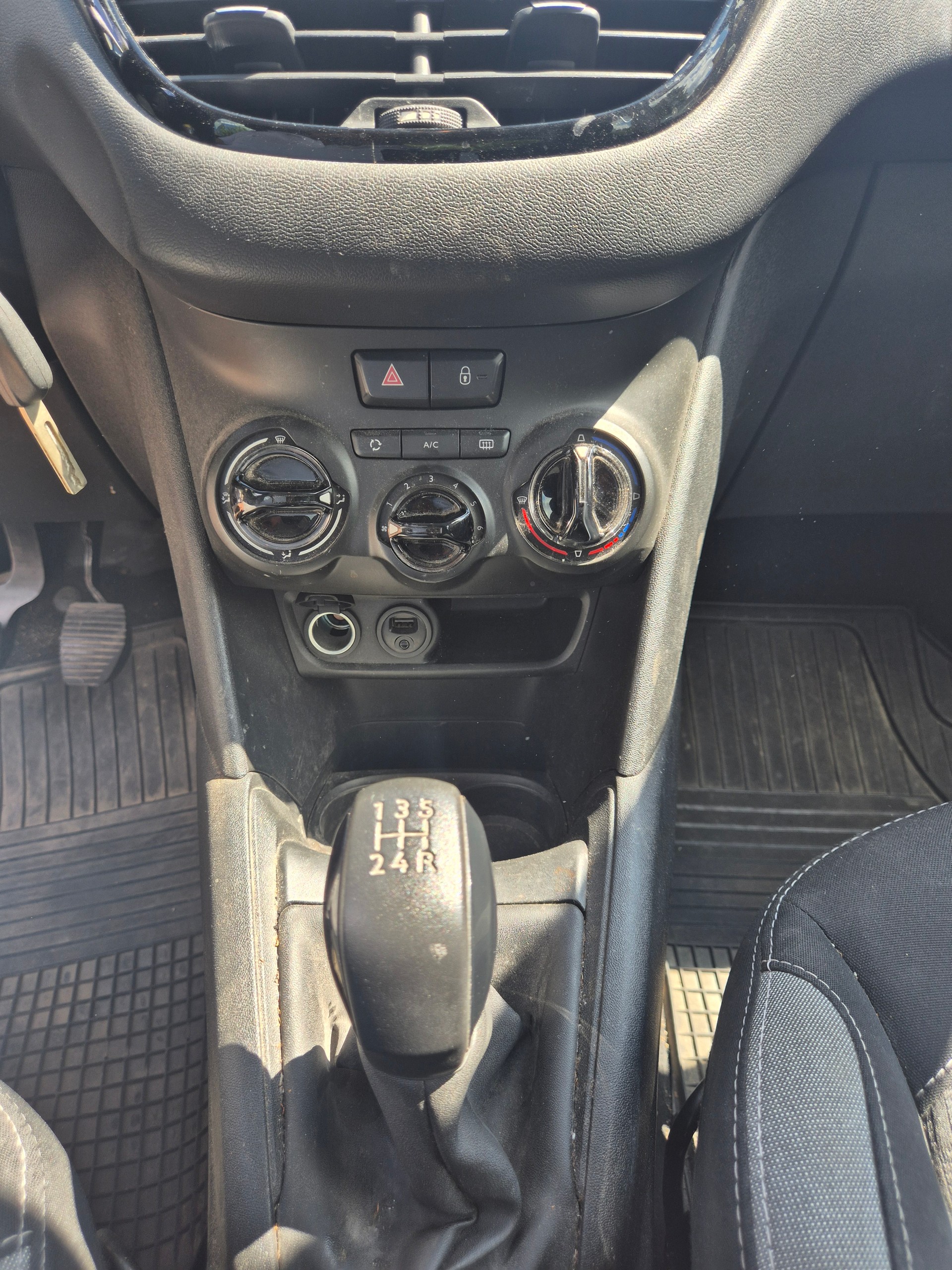 PEUGEOT 208 1.2 PureTech Allure-image-10