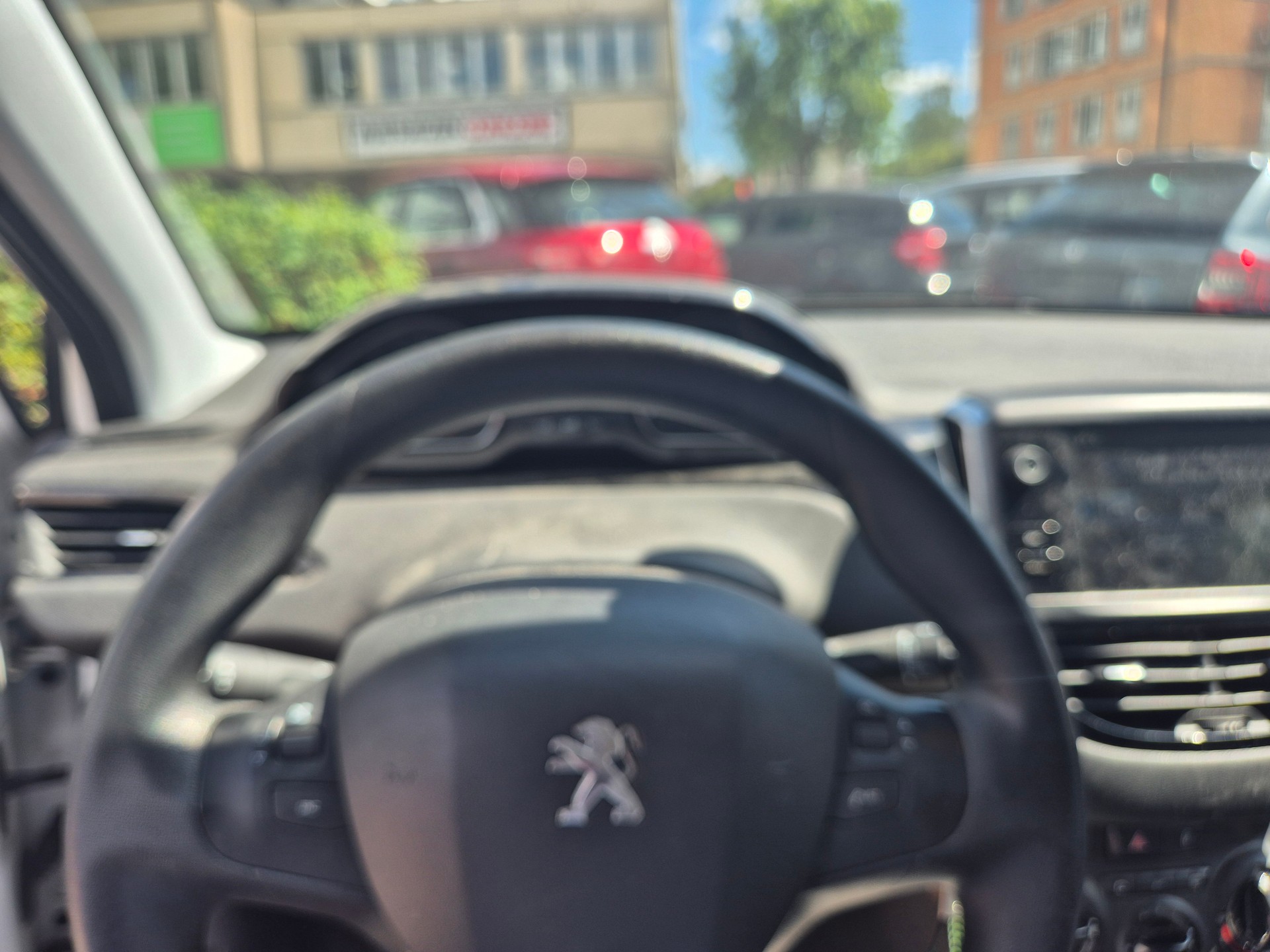 PEUGEOT 208 1.2 PureTech Allure-image-12