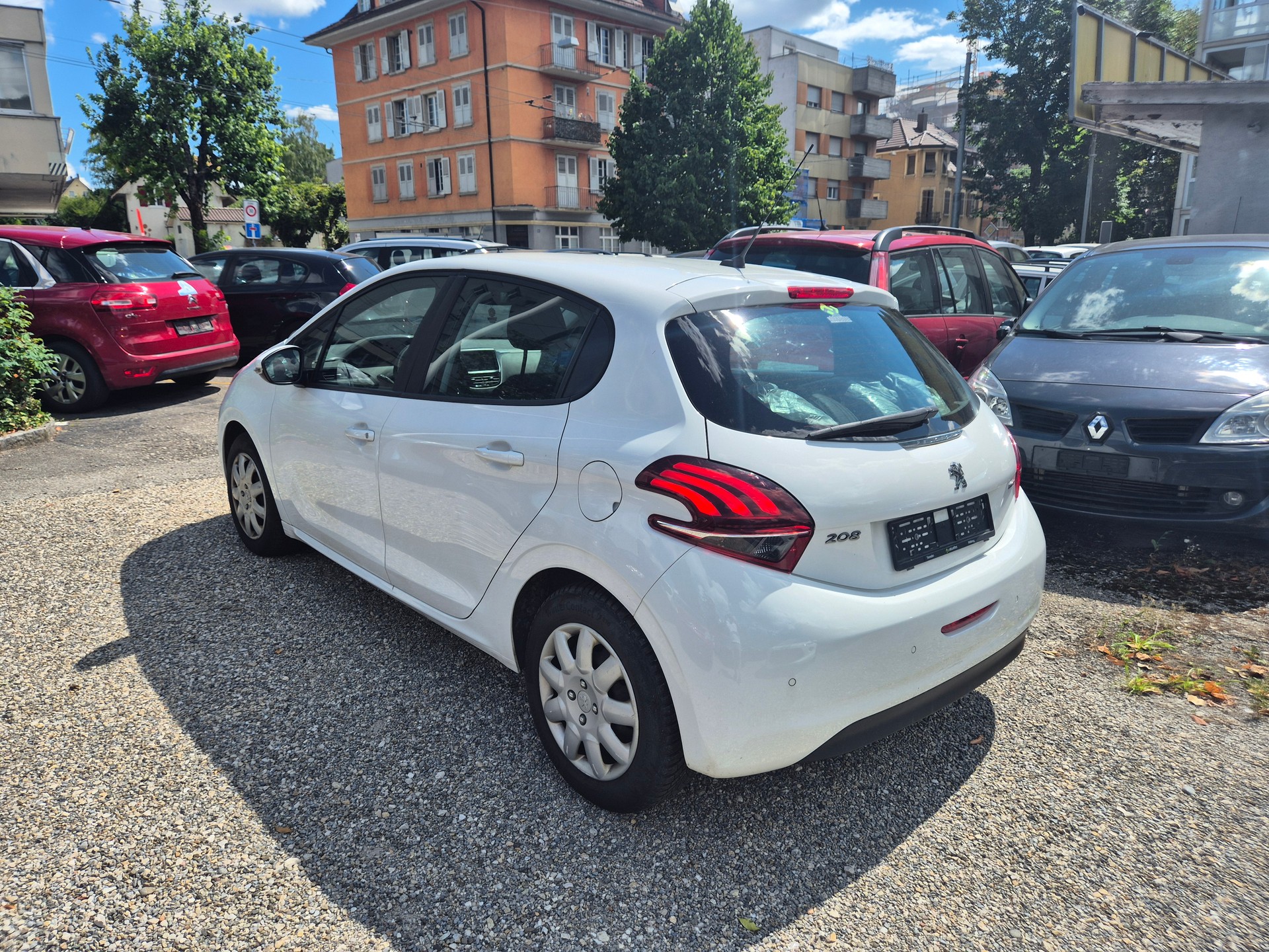 PEUGEOT 208 1.2 PureTech Allure-image-5