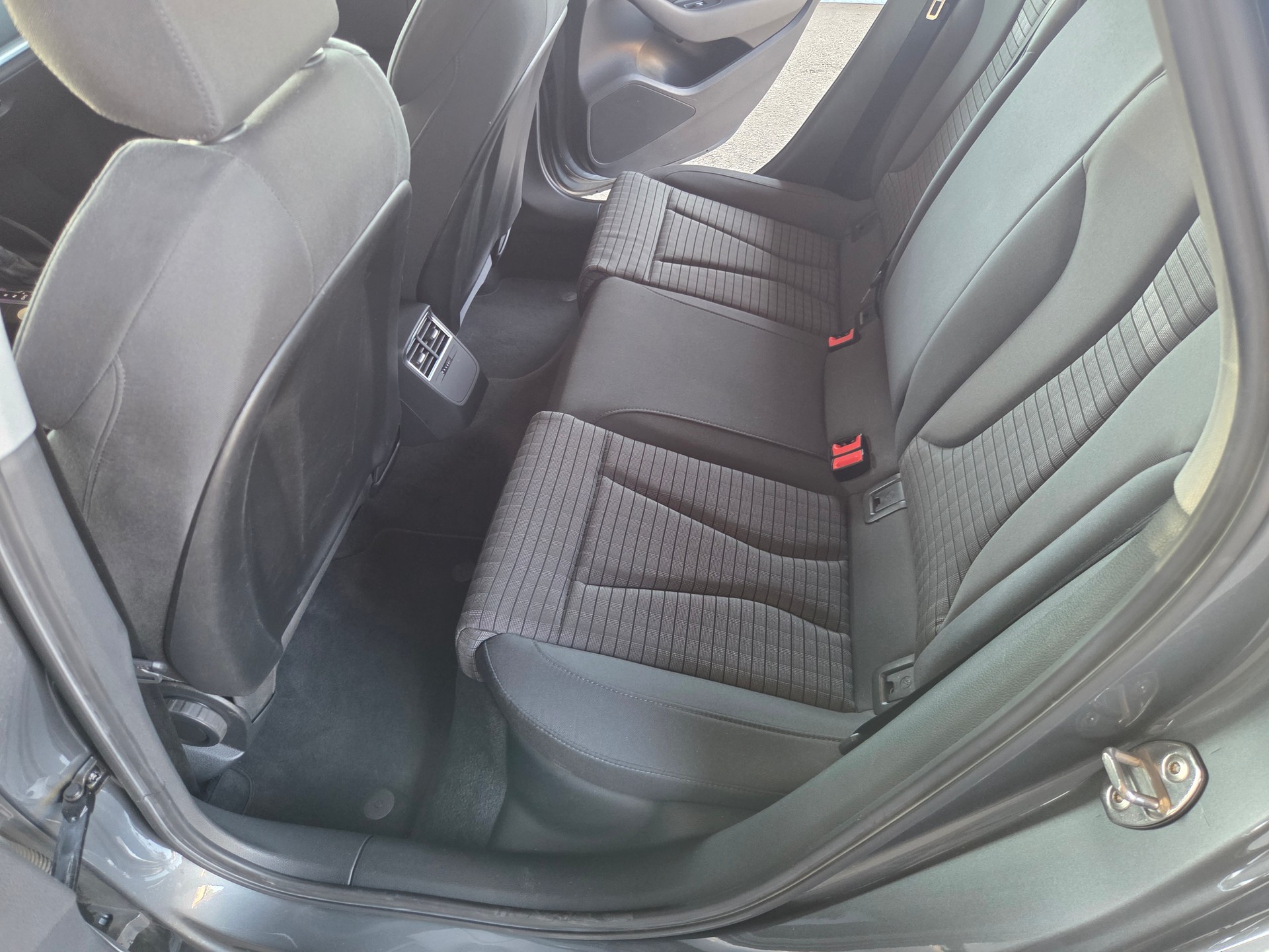 AUDI A3 Sportback 2.0 TFSI Design quattro S-tronic-image-11