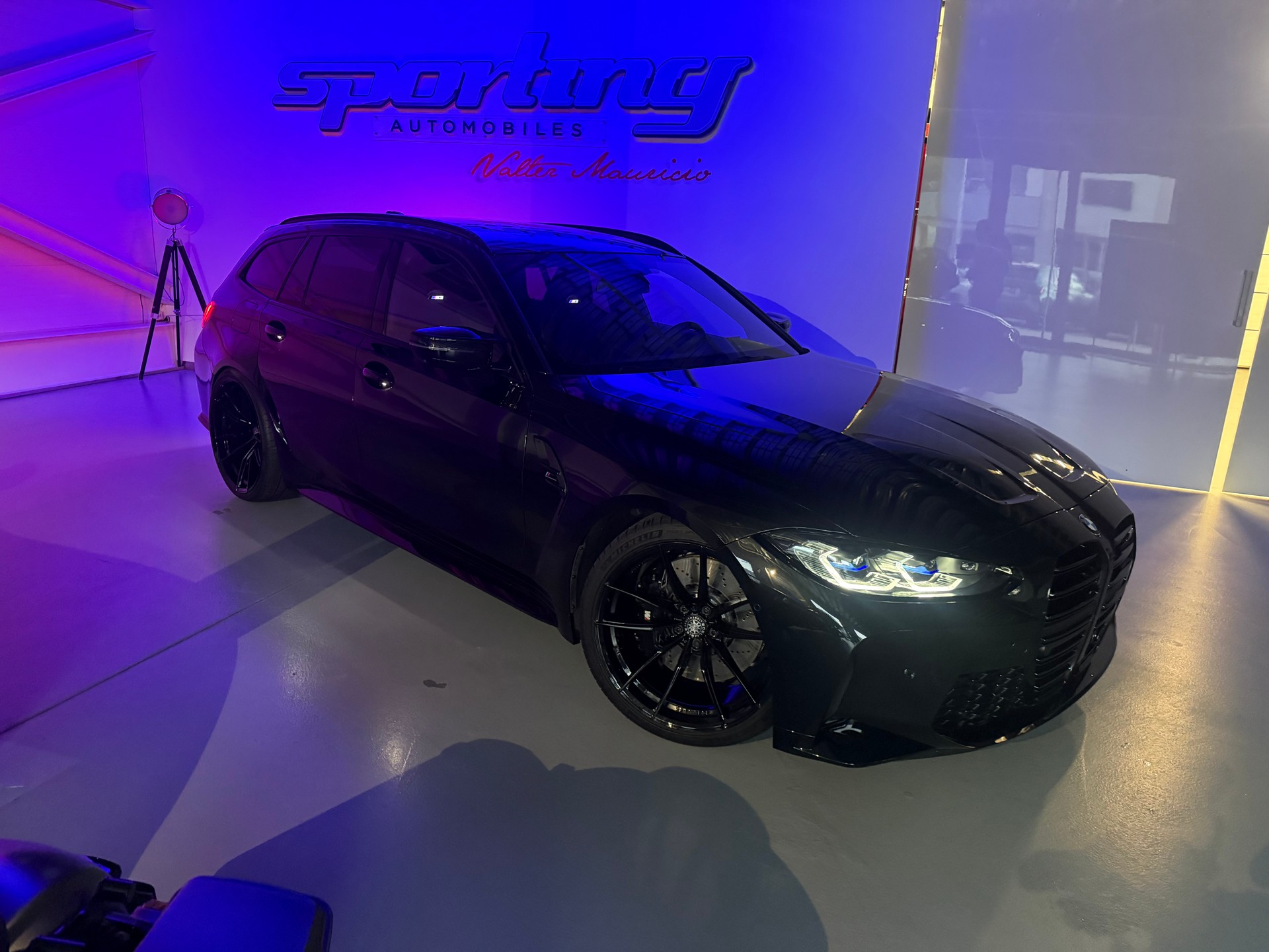 BMW M3 Touring xDrive Competition M CH Auto Fulls Black 21/20 Edelweiss-showroom-element-2