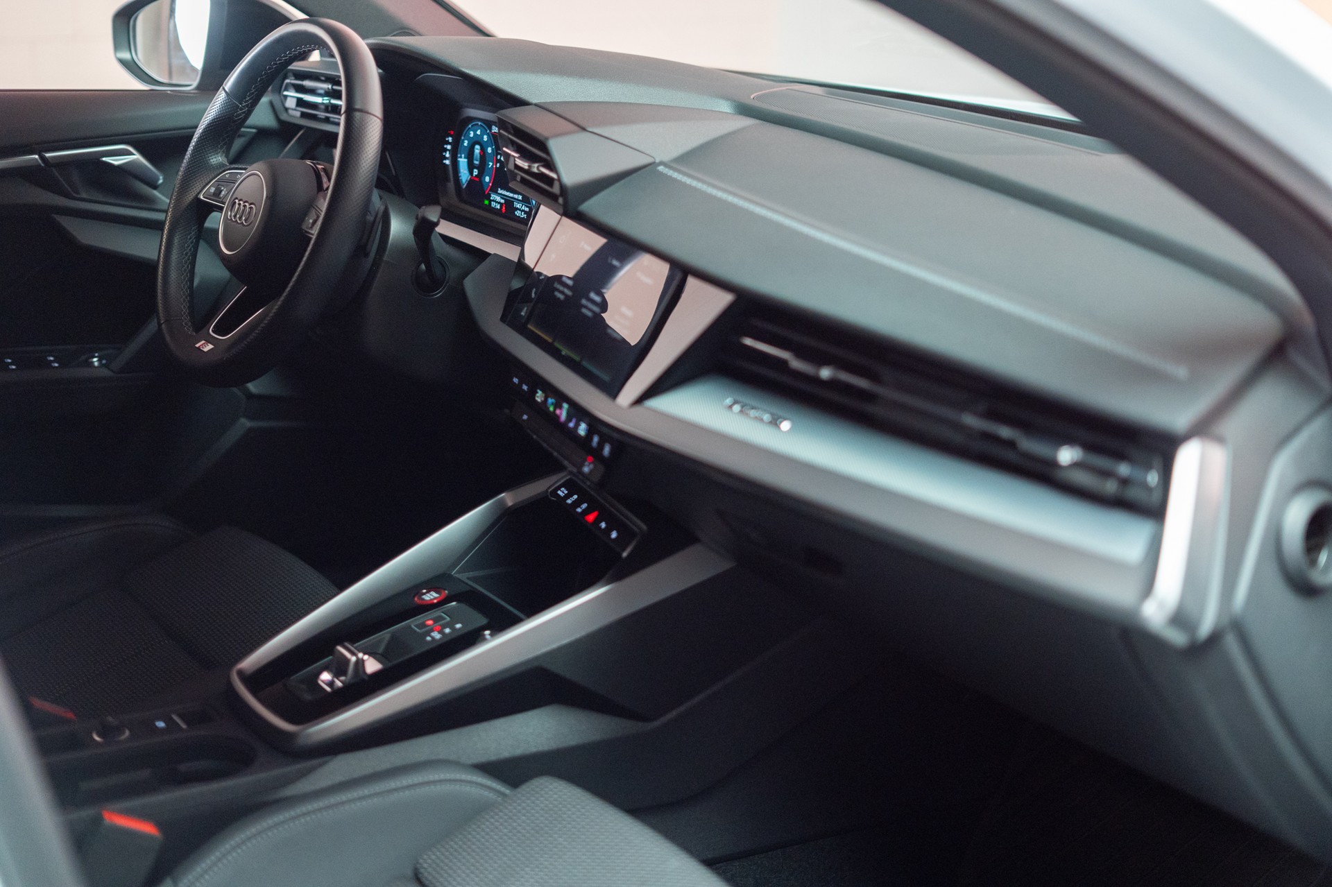 AUDI S3 Limousine 2.0 TFSI quattro S-Tronic / Rückfahrkamera / Sportsitze / Virtual-Cockpit-image-15