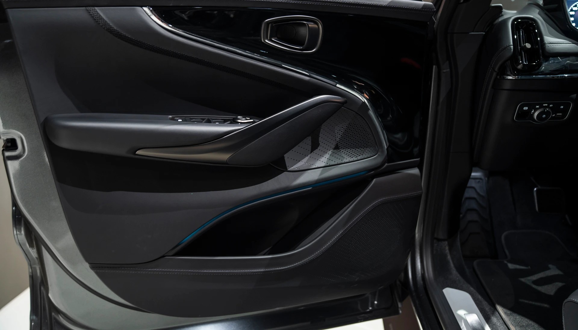ASTON MARTIN 707 Facelift 4.0 V8-image-7