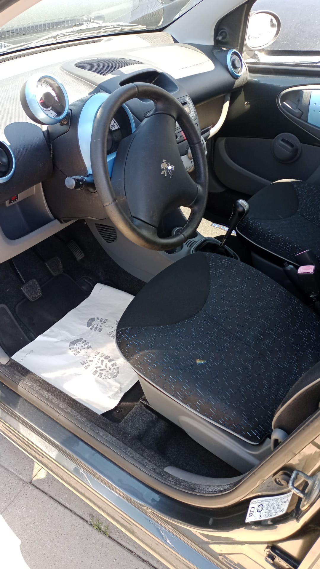 PEUGEOT 107 1.0 Swiss Edition-image-4