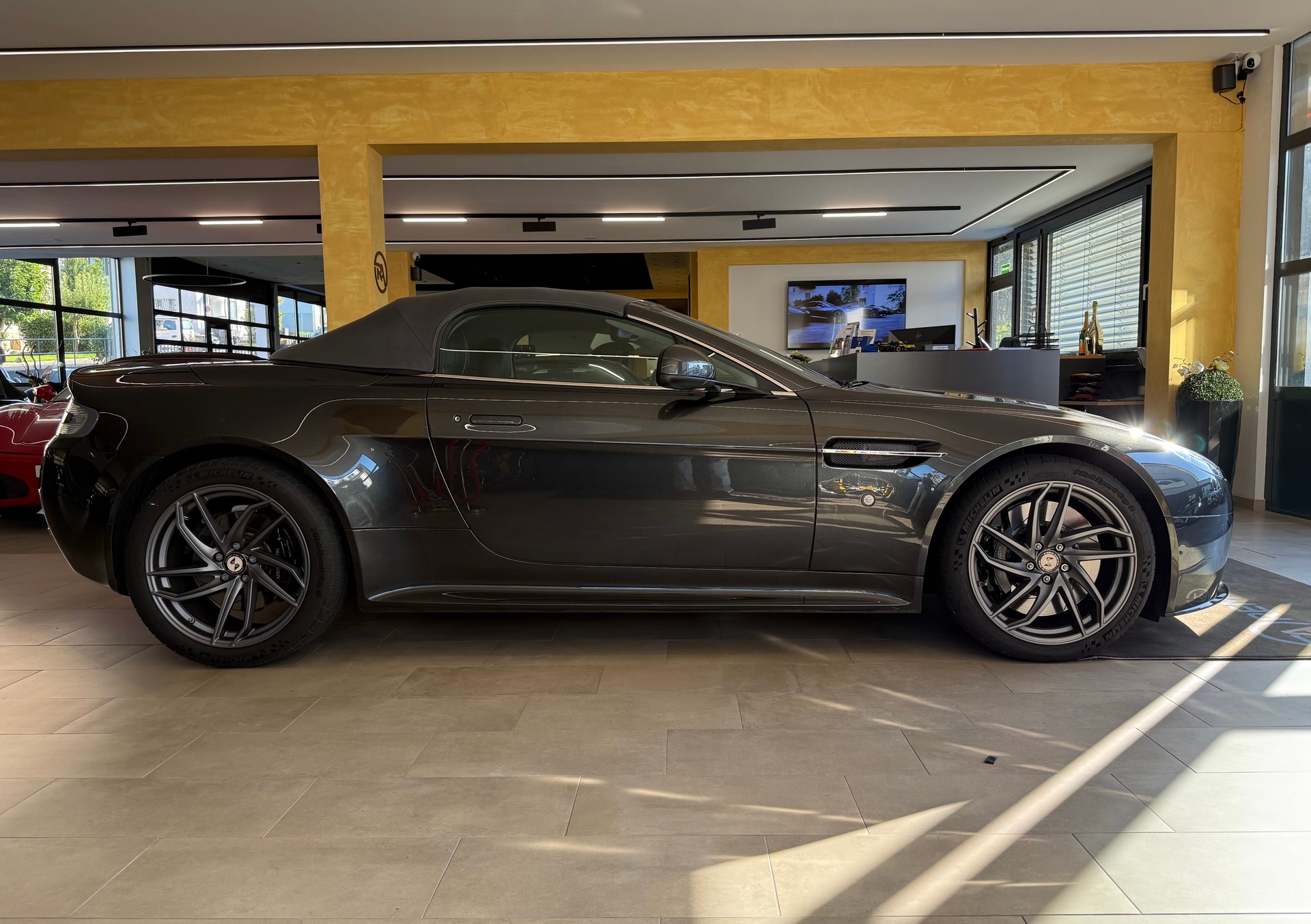 ASTON MARTIN VantageS R-image-1
