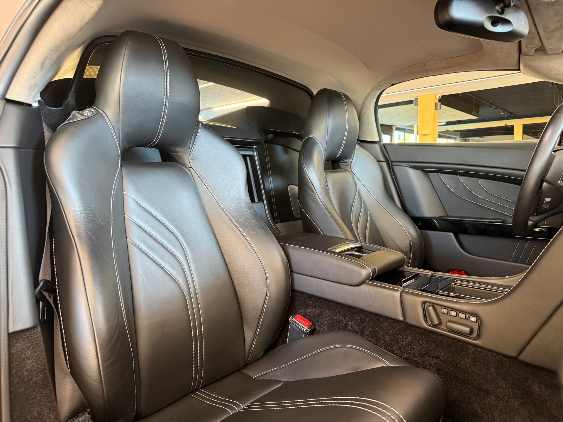 ASTON MARTIN VantageS R-image-15