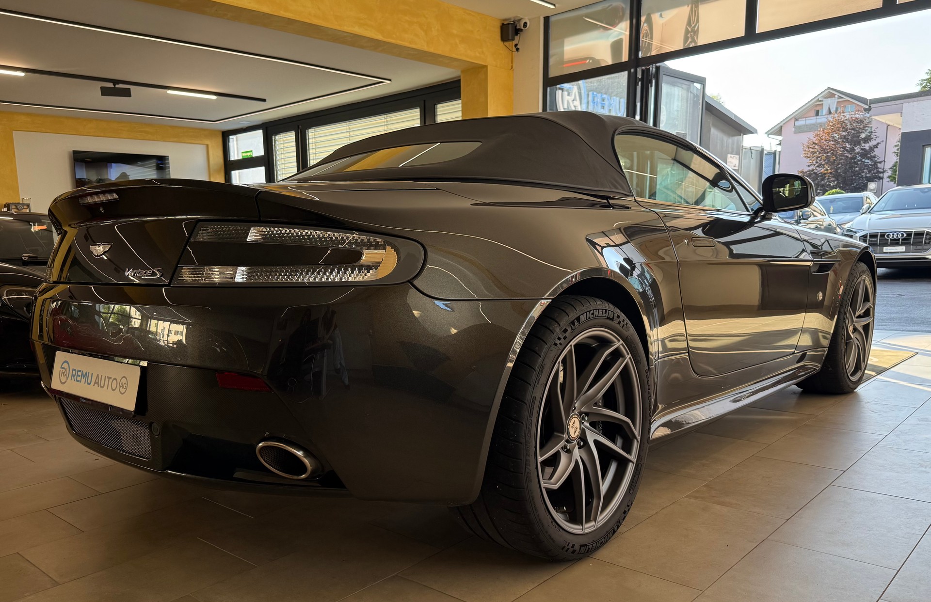 ASTON MARTIN VantageS R-image-2