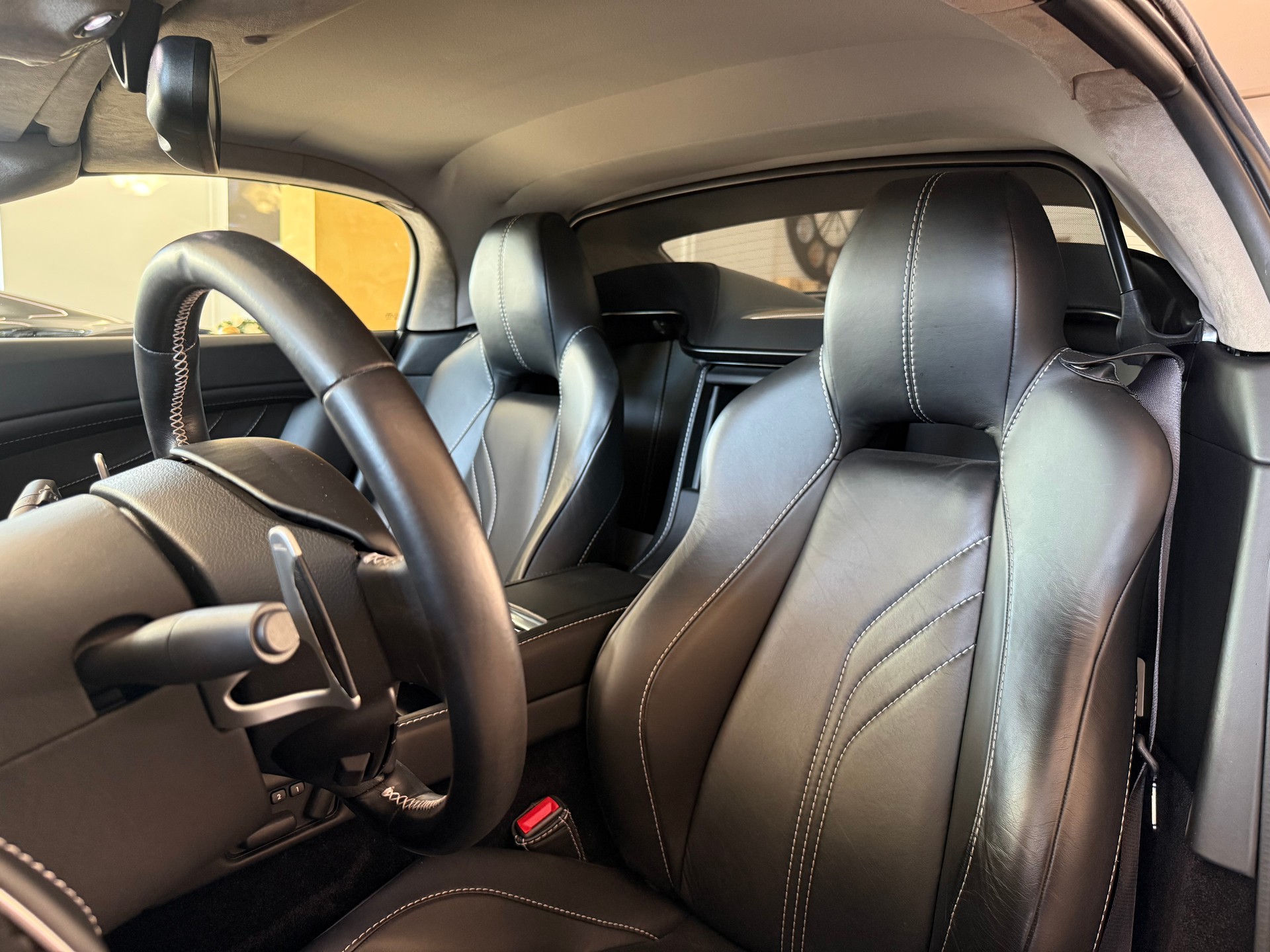 ASTON MARTIN VantageS R-image-12