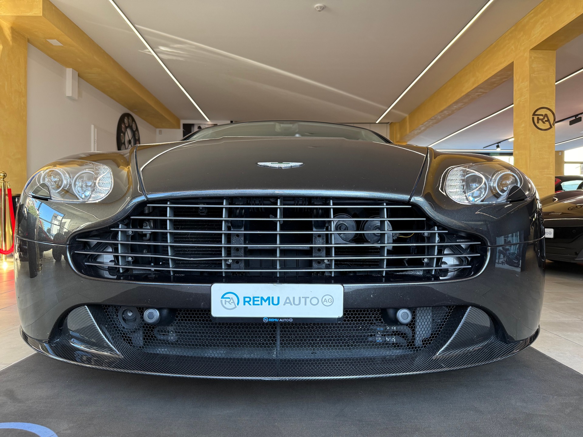 ASTON MARTIN VantageS R-image-9