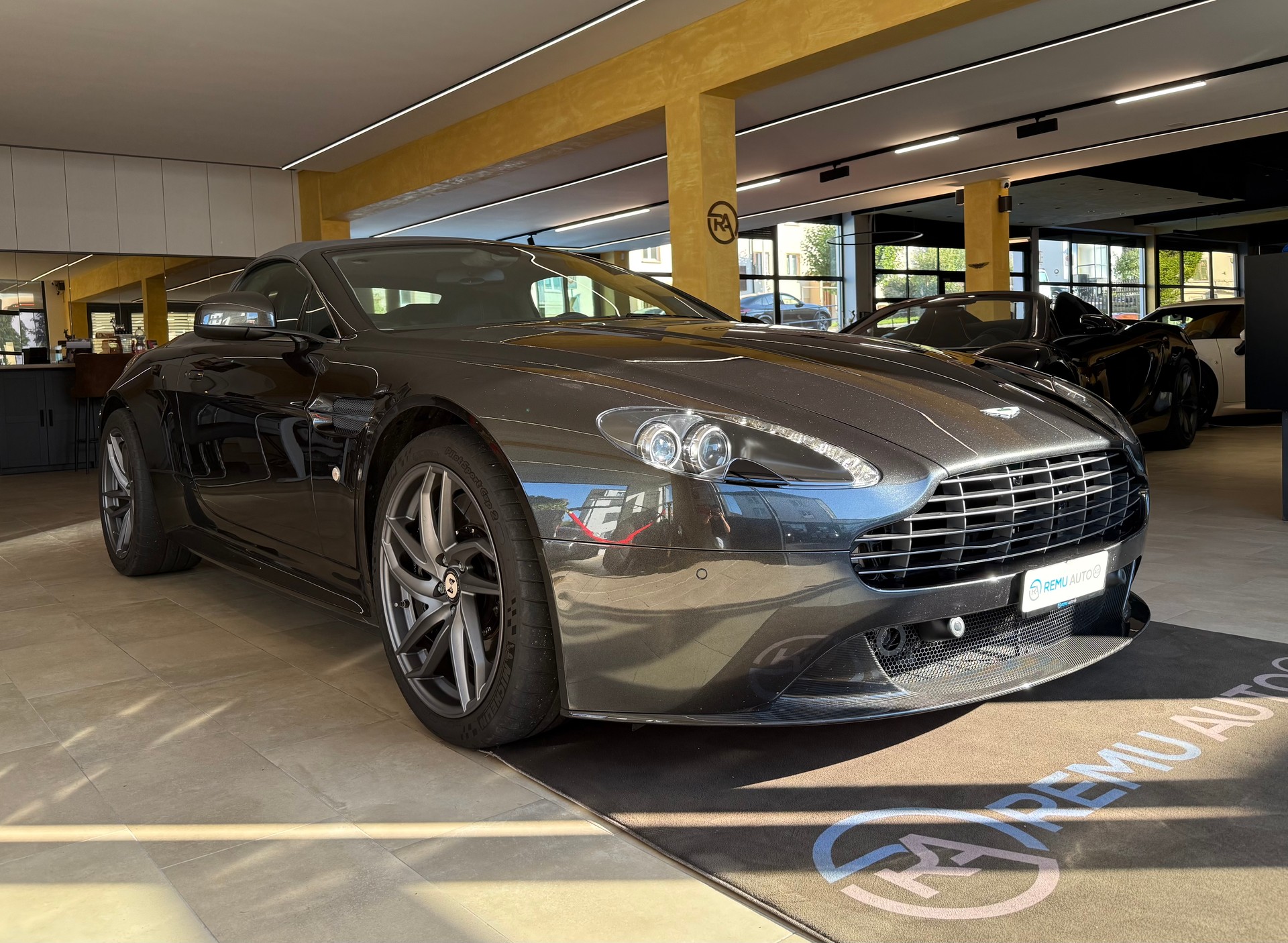 ASTON MARTIN VantageS R-image-0