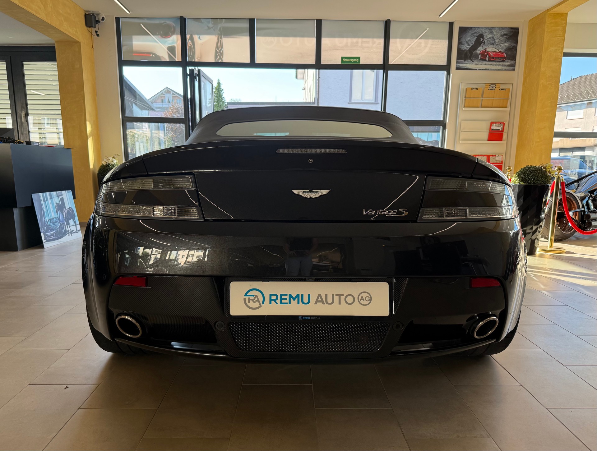 ASTON MARTIN VantageS R-image-3