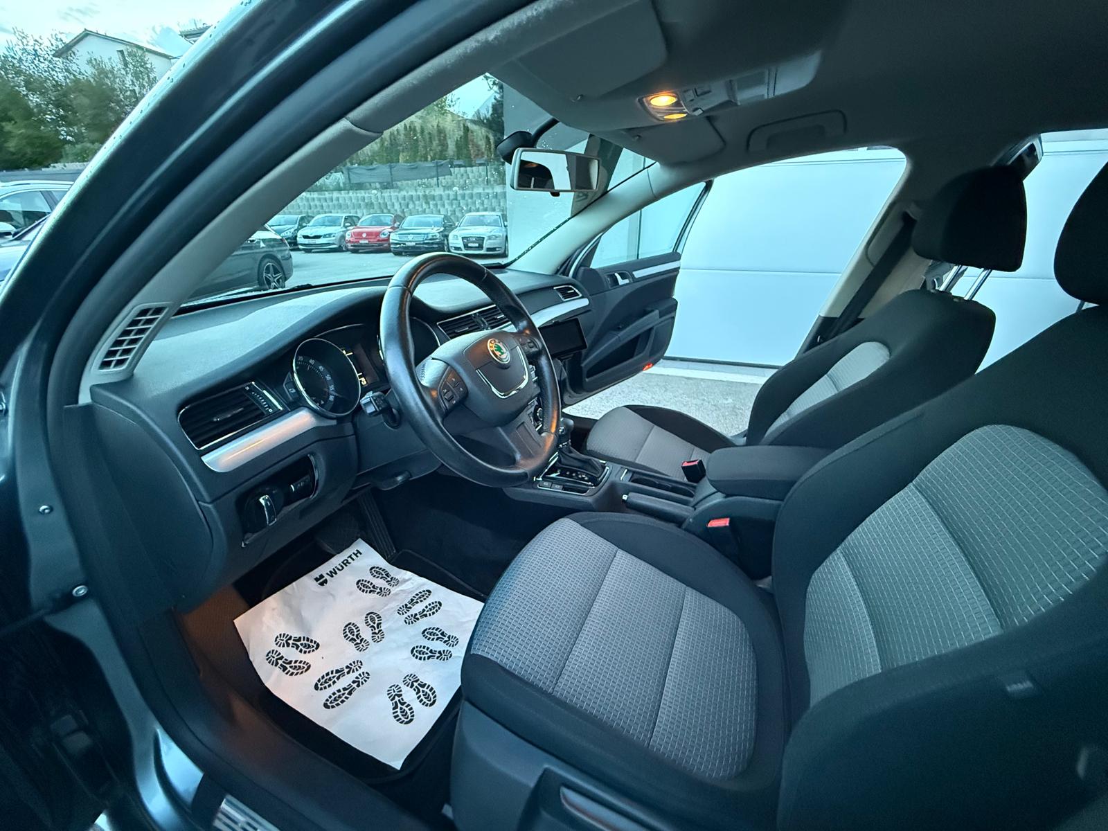 SKODA Superb Combi 2.0 TDi Ambition DSG-image-6