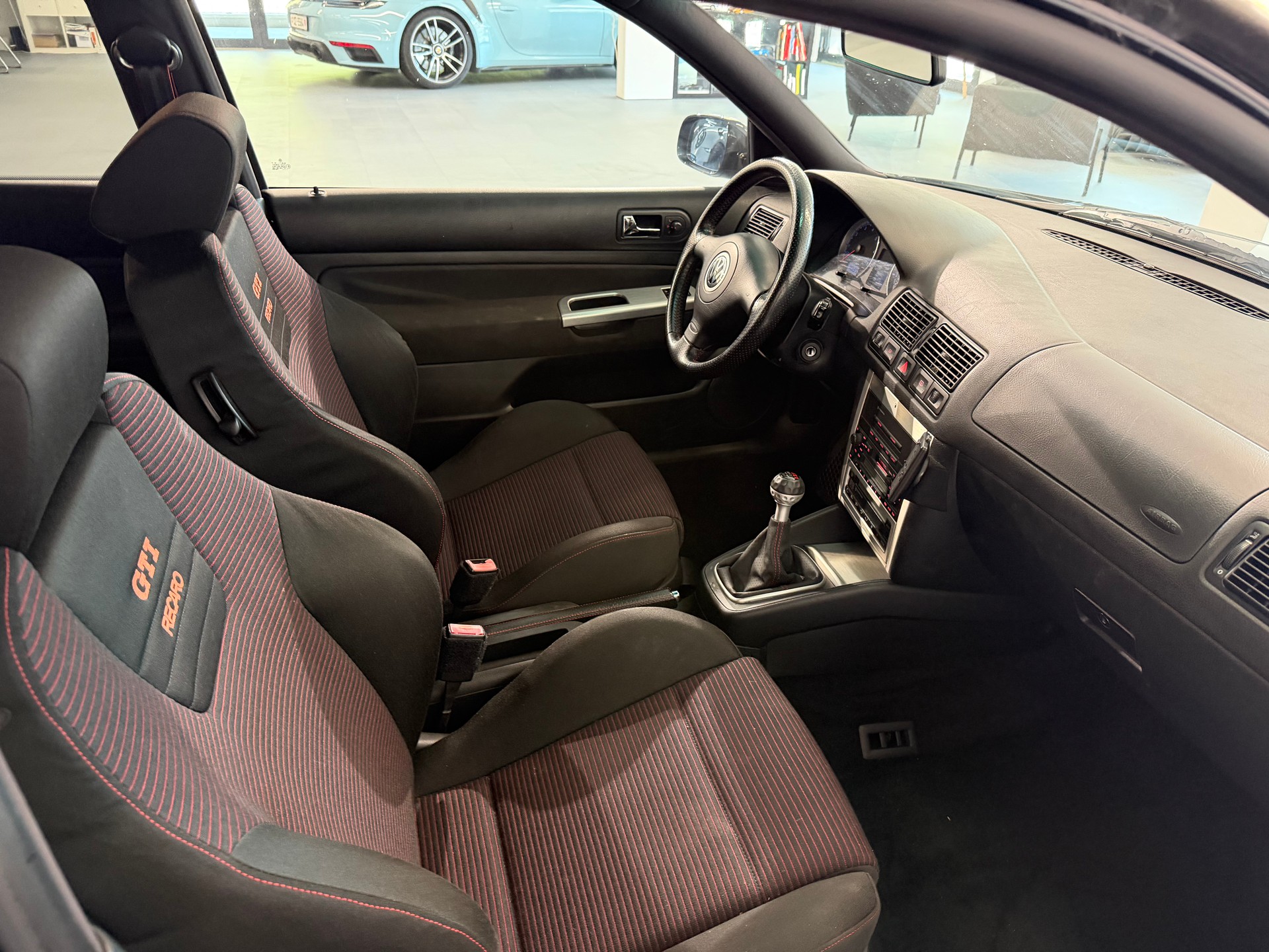 VW Golf 1.8 T GTI 25 Years-image-4