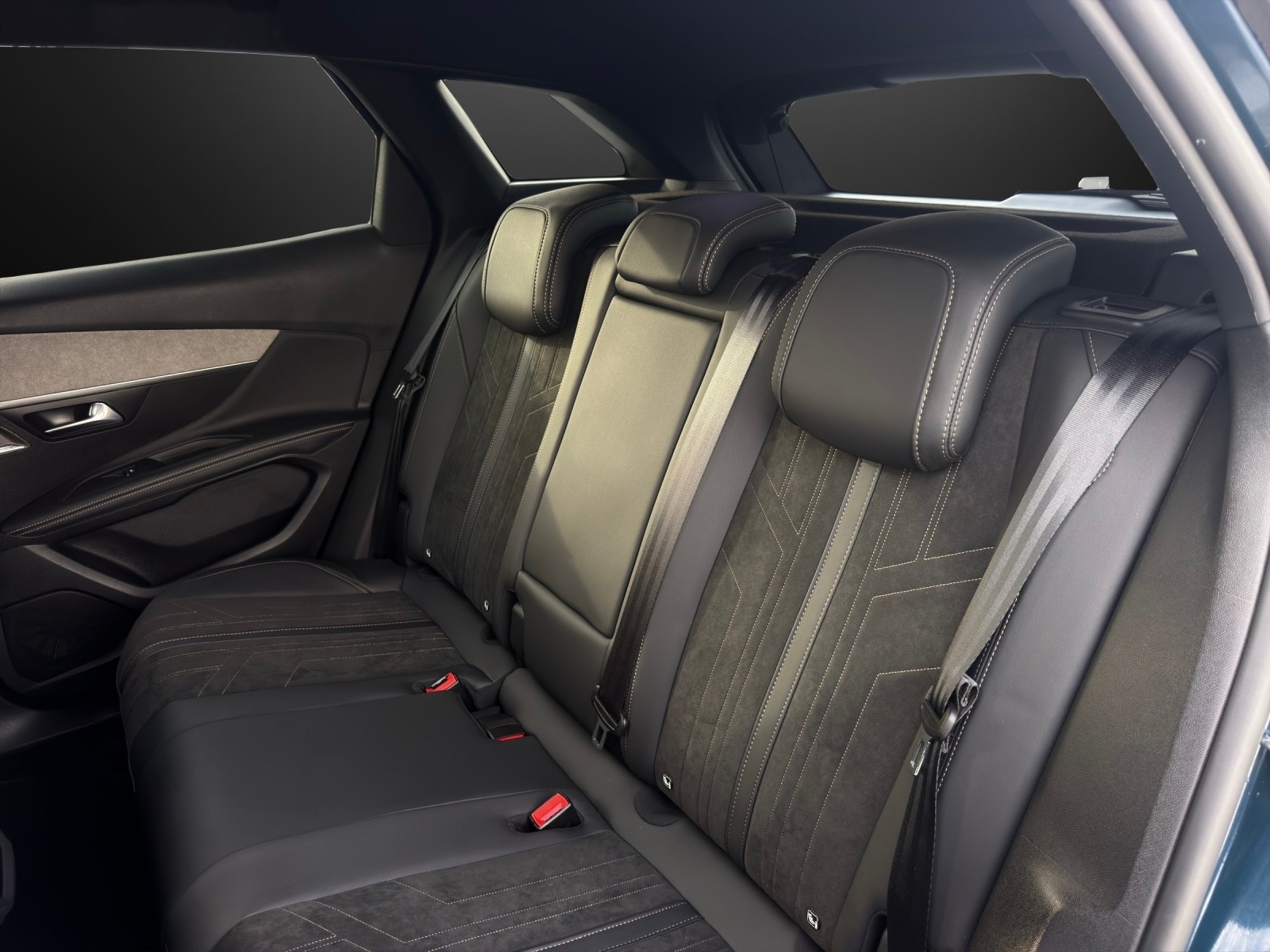 PEUGEOT 3008 1.5 BlueHDi GT Pack EAT8-image-13