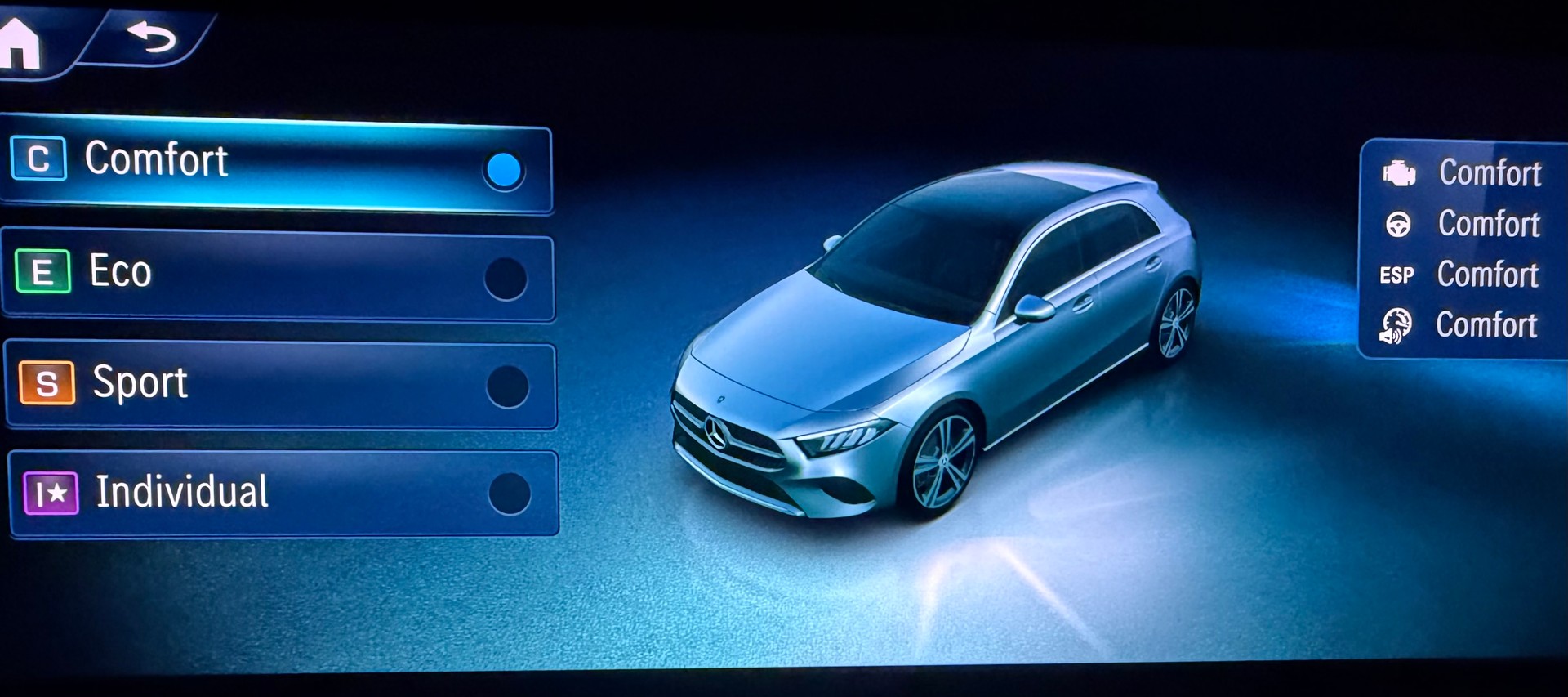 MERCEDES-BENZ A 200 AMG Line Premium Plus 7G-DCT-image-25