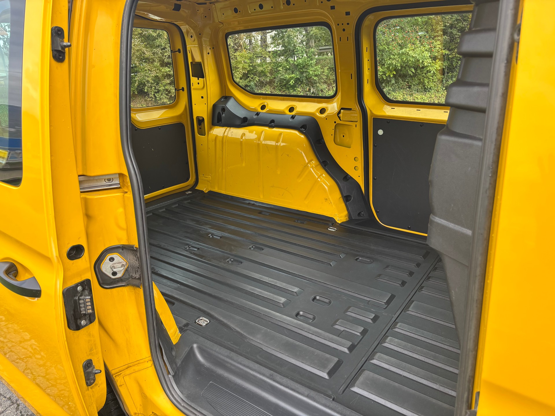 VW Caddy Cargo 2.0TDI Maxi 4Motion-image-6