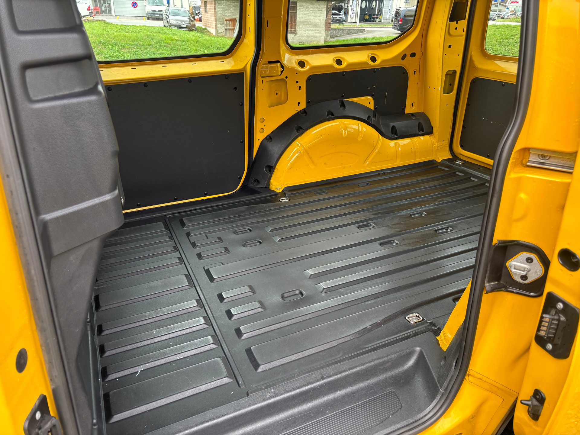 VW Caddy Cargo 2.0TDI Maxi 4Motion-image-7