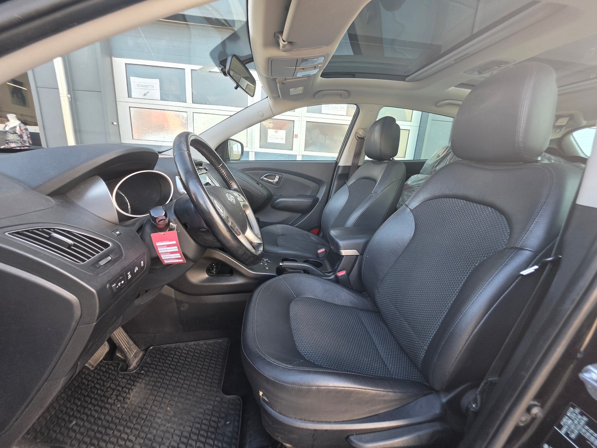 HYUNDAI iX 35 2.0 CRDi Premium 4WD Automatic-image-9