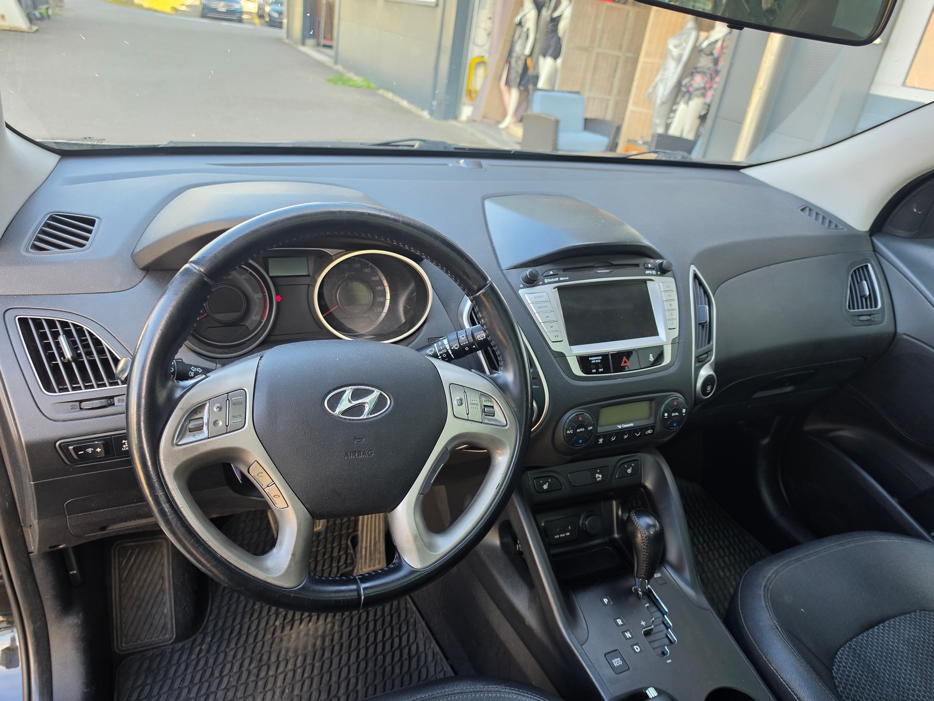 HYUNDAI iX 35 2.0 CRDi Premium 4WD Automatic-image-10