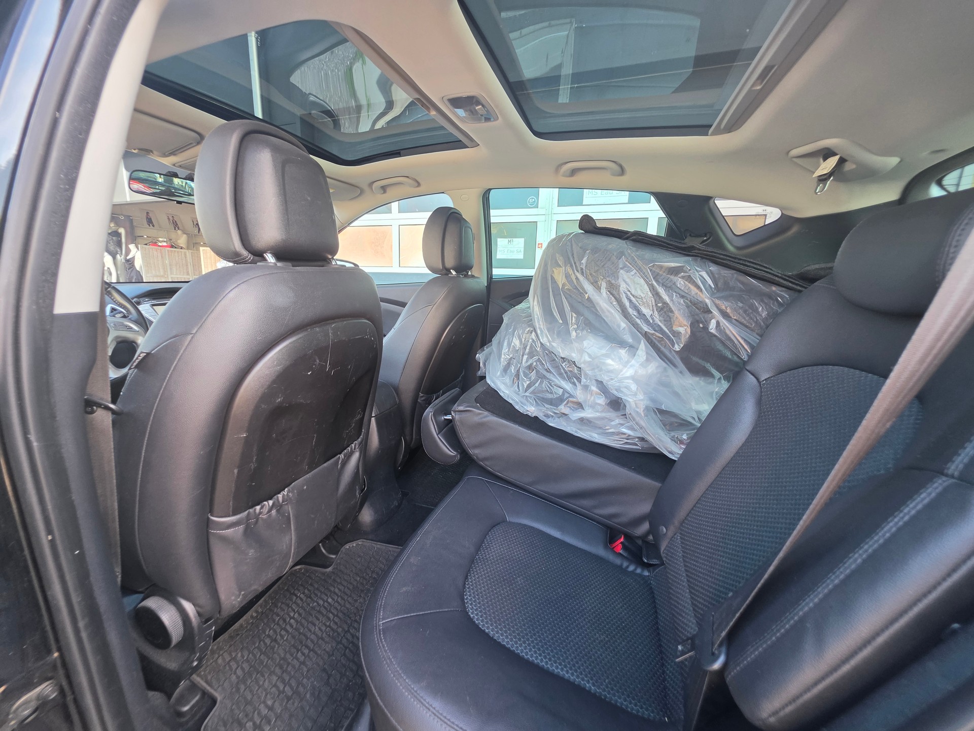 HYUNDAI iX 35 2.0 CRDi Premium 4WD Automatic-image-8
