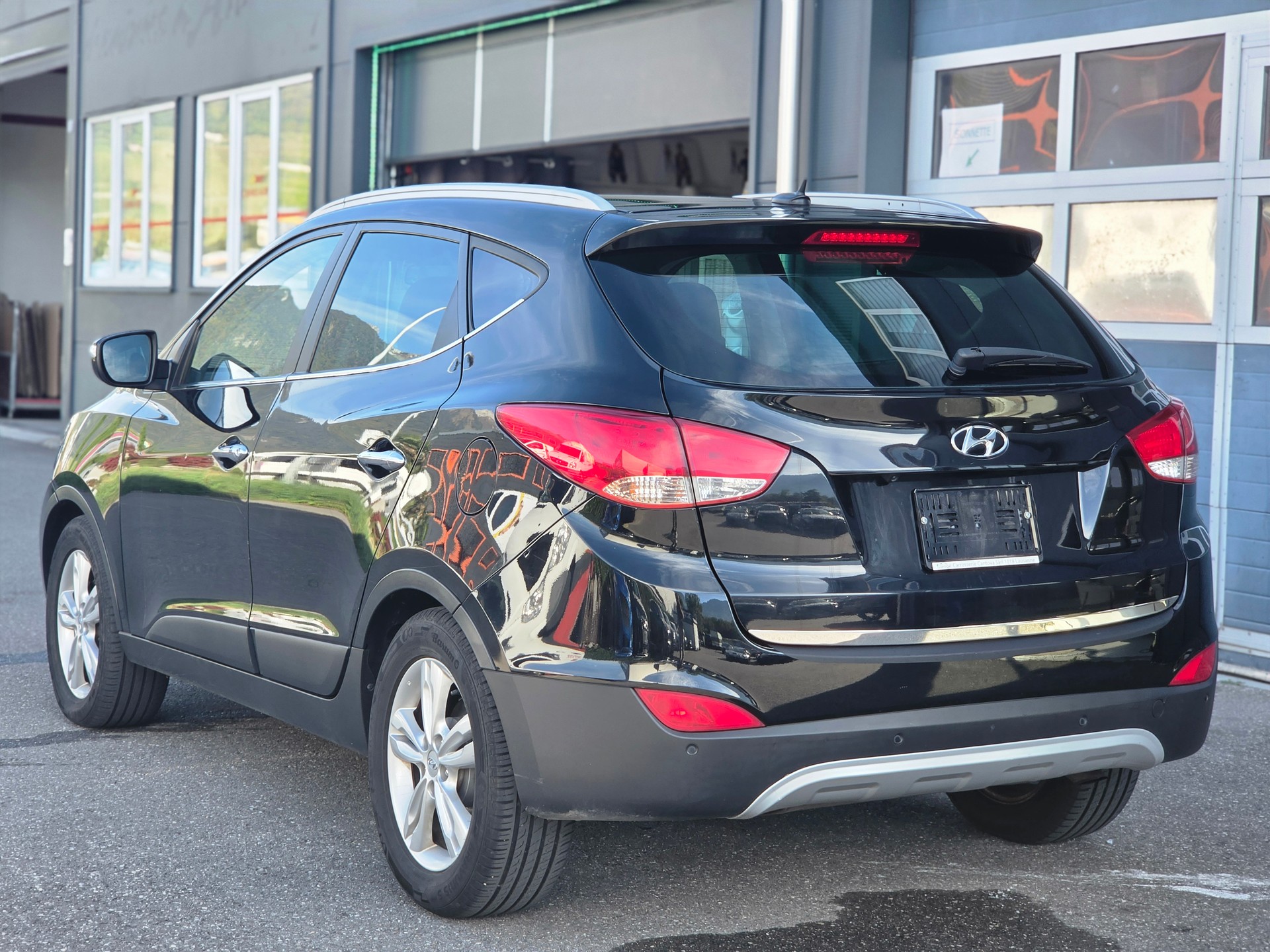 HYUNDAI iX 35 2.0 CRDi Premium 4WD Automatic-image-5
