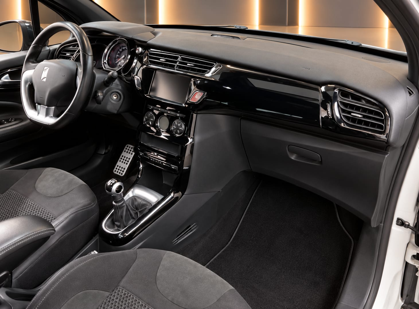 DS AUTOMOBILES DS3 1.2 Pure Tech Faubourg Addict-image-6