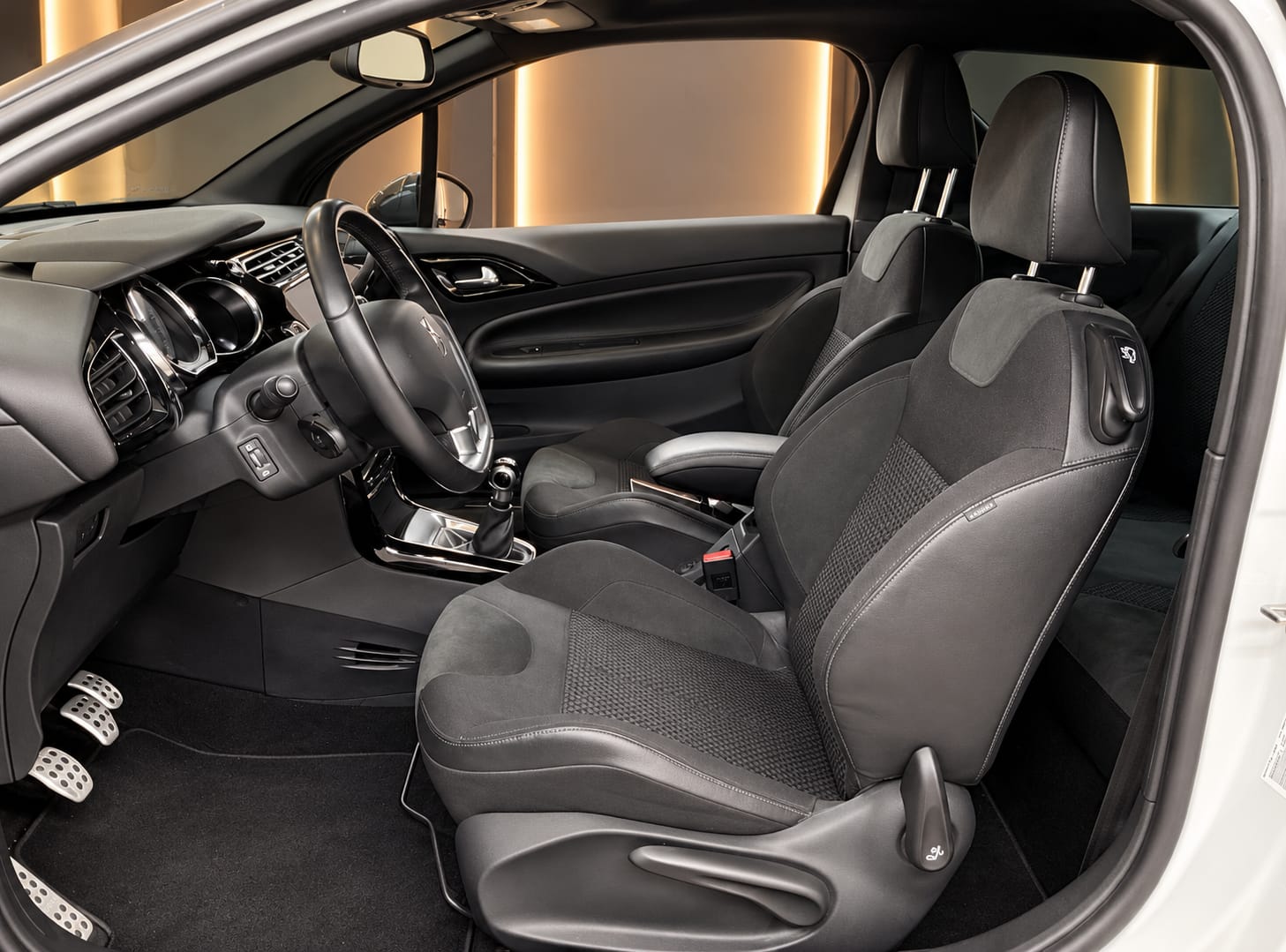 DS AUTOMOBILES DS3 1.2 Pure Tech Faubourg Addict-image-4
