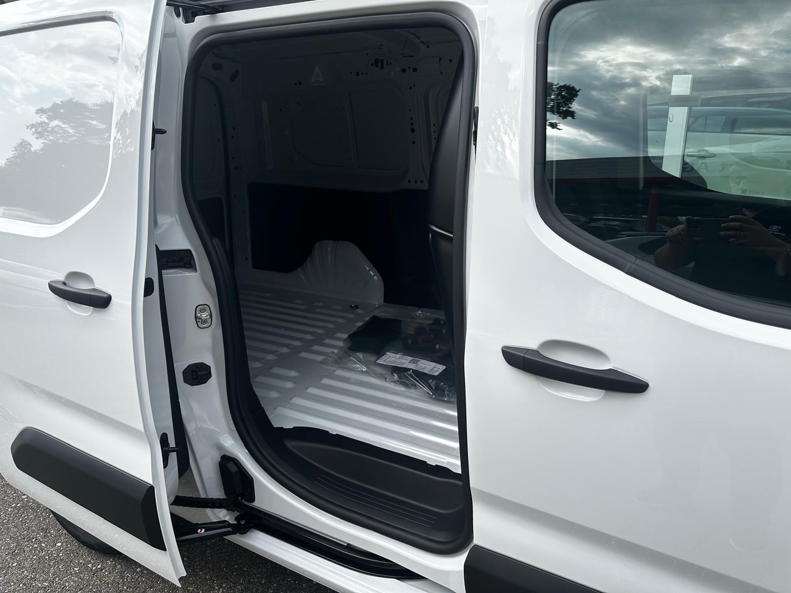 TOYOTA PROACE CITY Van L2 1.5 D Active-image-11