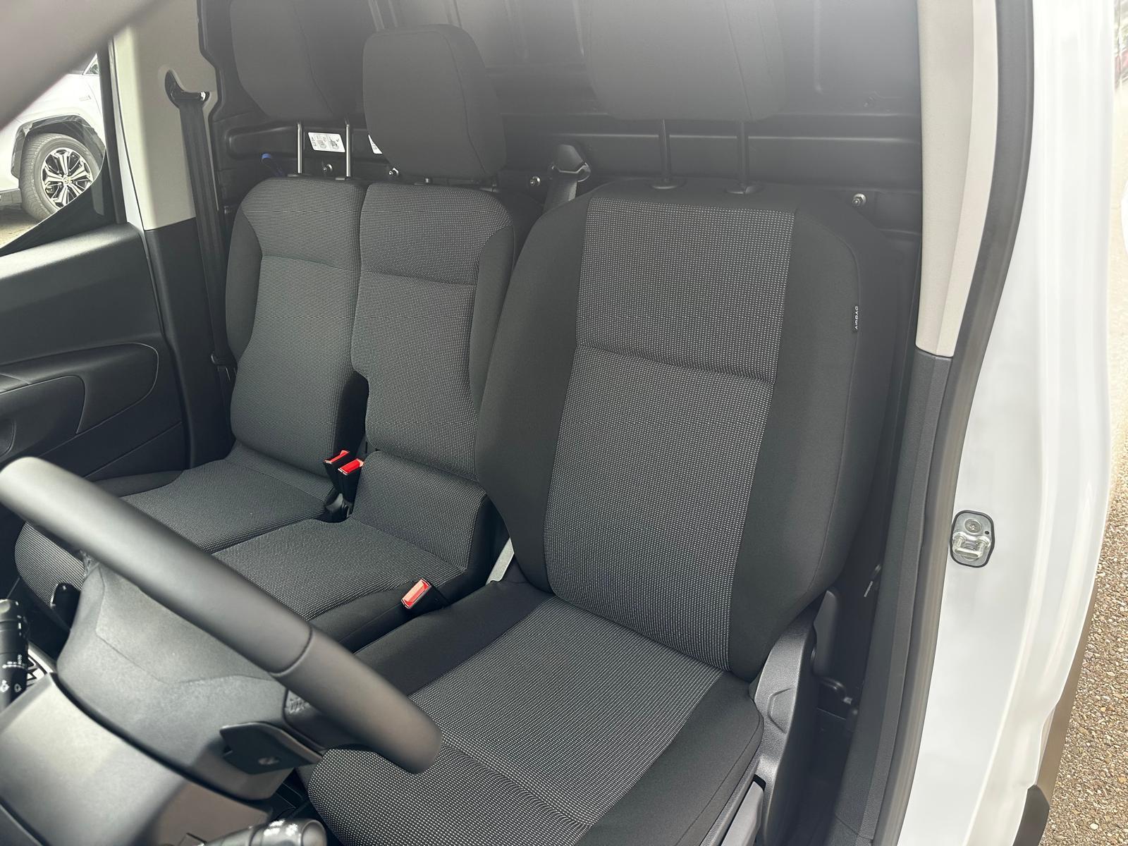 TOYOTA PROACE CITY Van L2 1.5 D Active-image-7