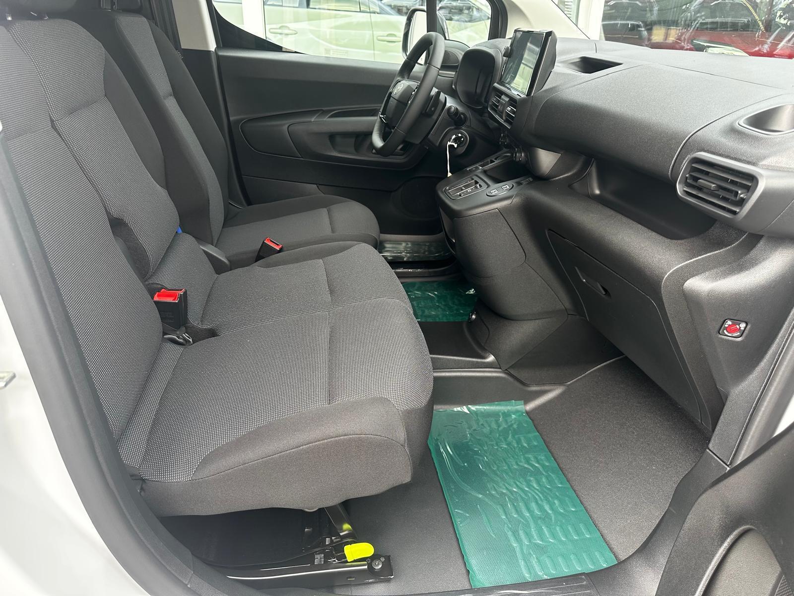 TOYOTA PROACE CITY Van L2 1.5 D Active-image-14