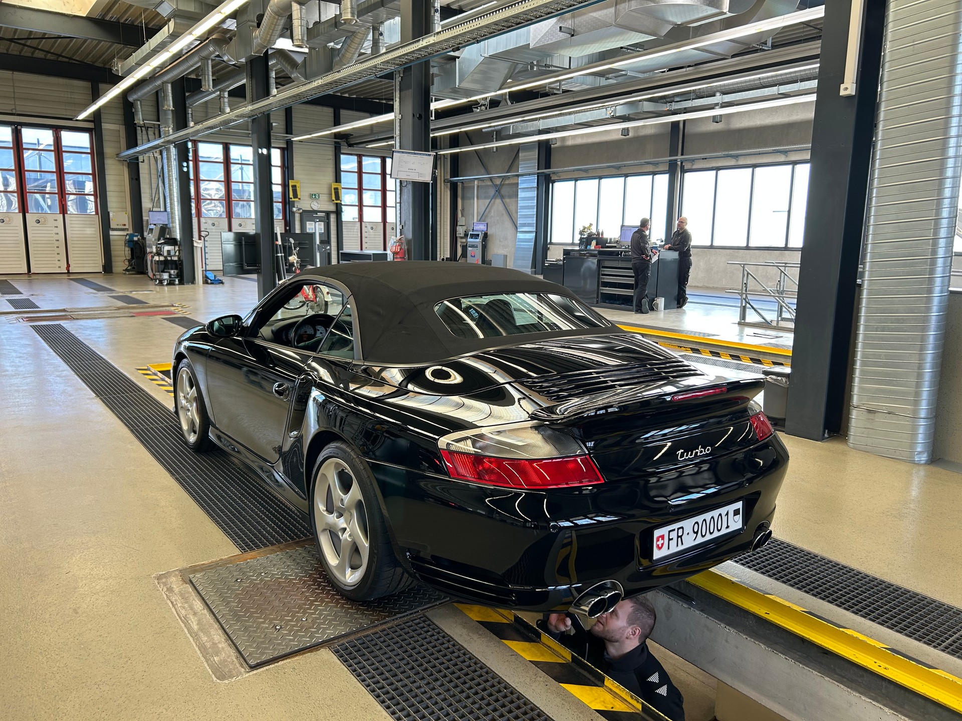 PORSCHE 911 Turbo Cabrio-image-14