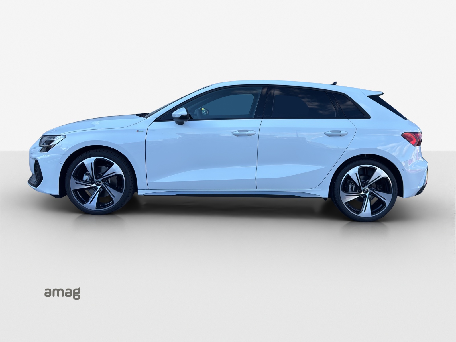 AUDI A3 Sportback TFSI 110 kW S line Attraction S tronic-image-1