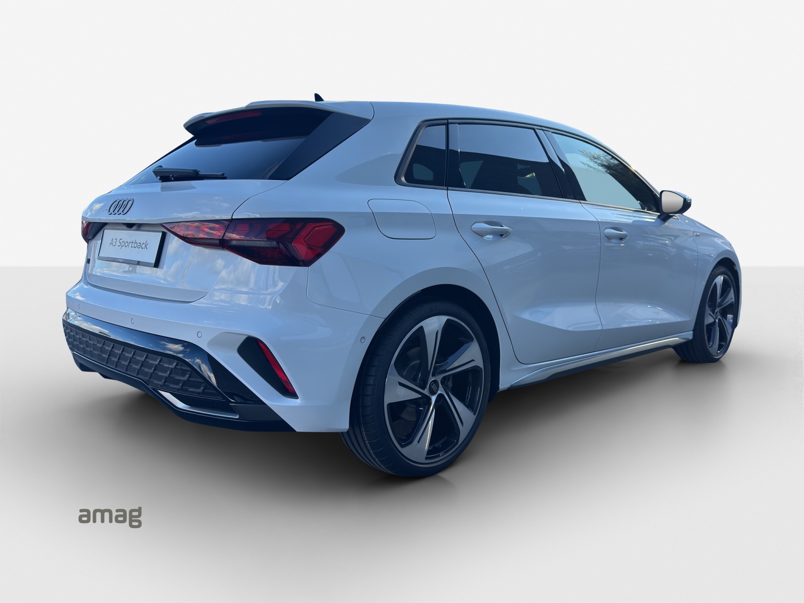 AUDI A3 Sportback TFSI 110 kW S line Attraction S tronic-image-4