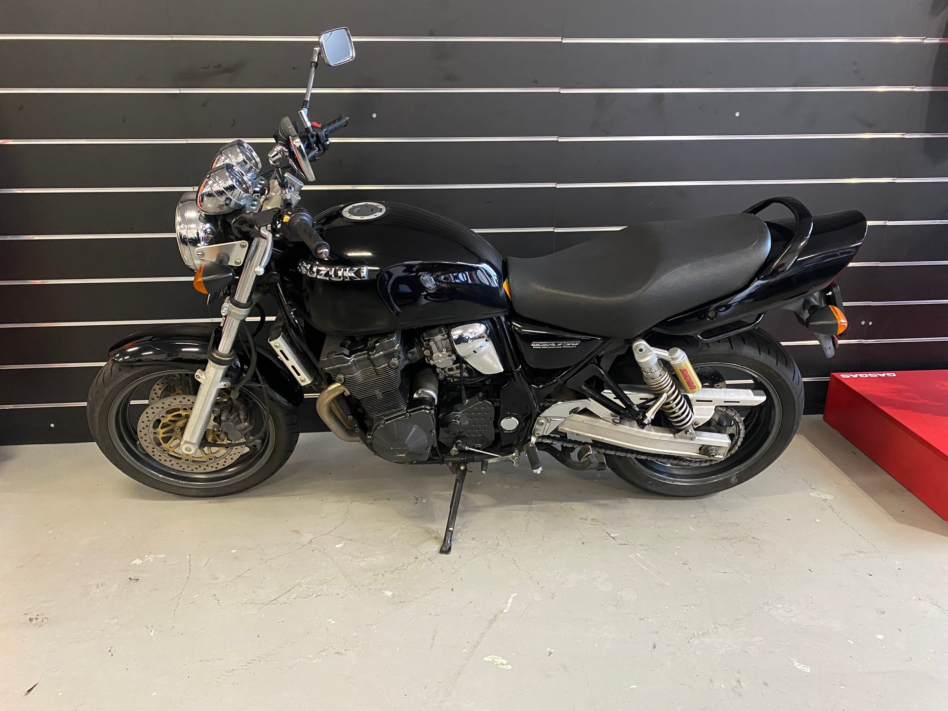 SUZUKI GSX 750-image-1