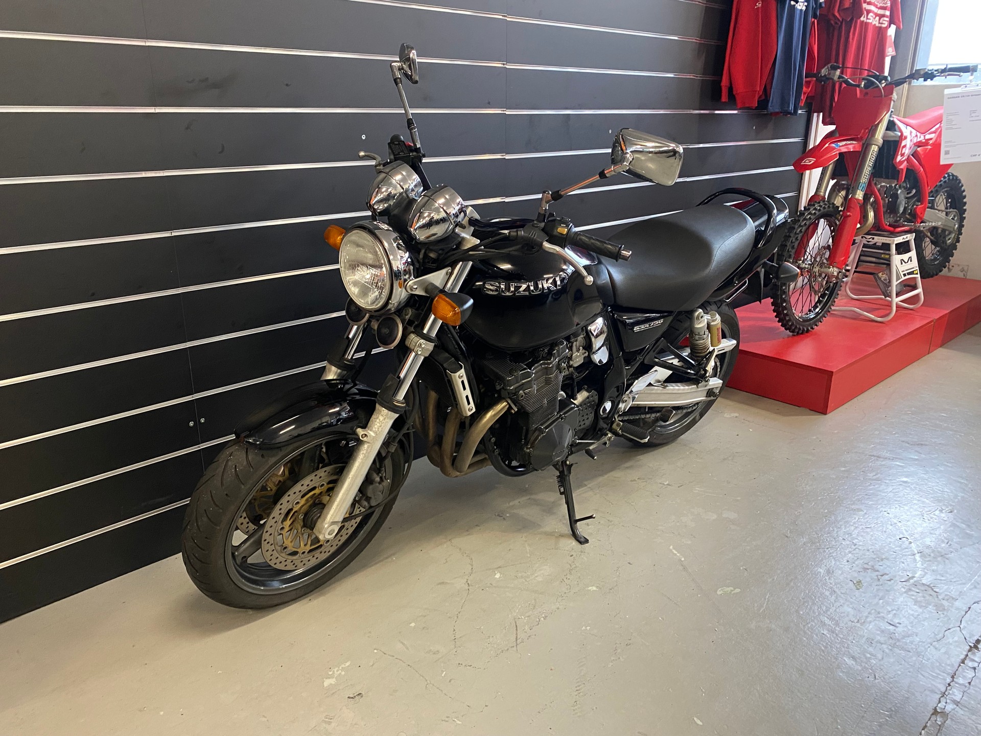 SUZUKI GSX 750-image-2
