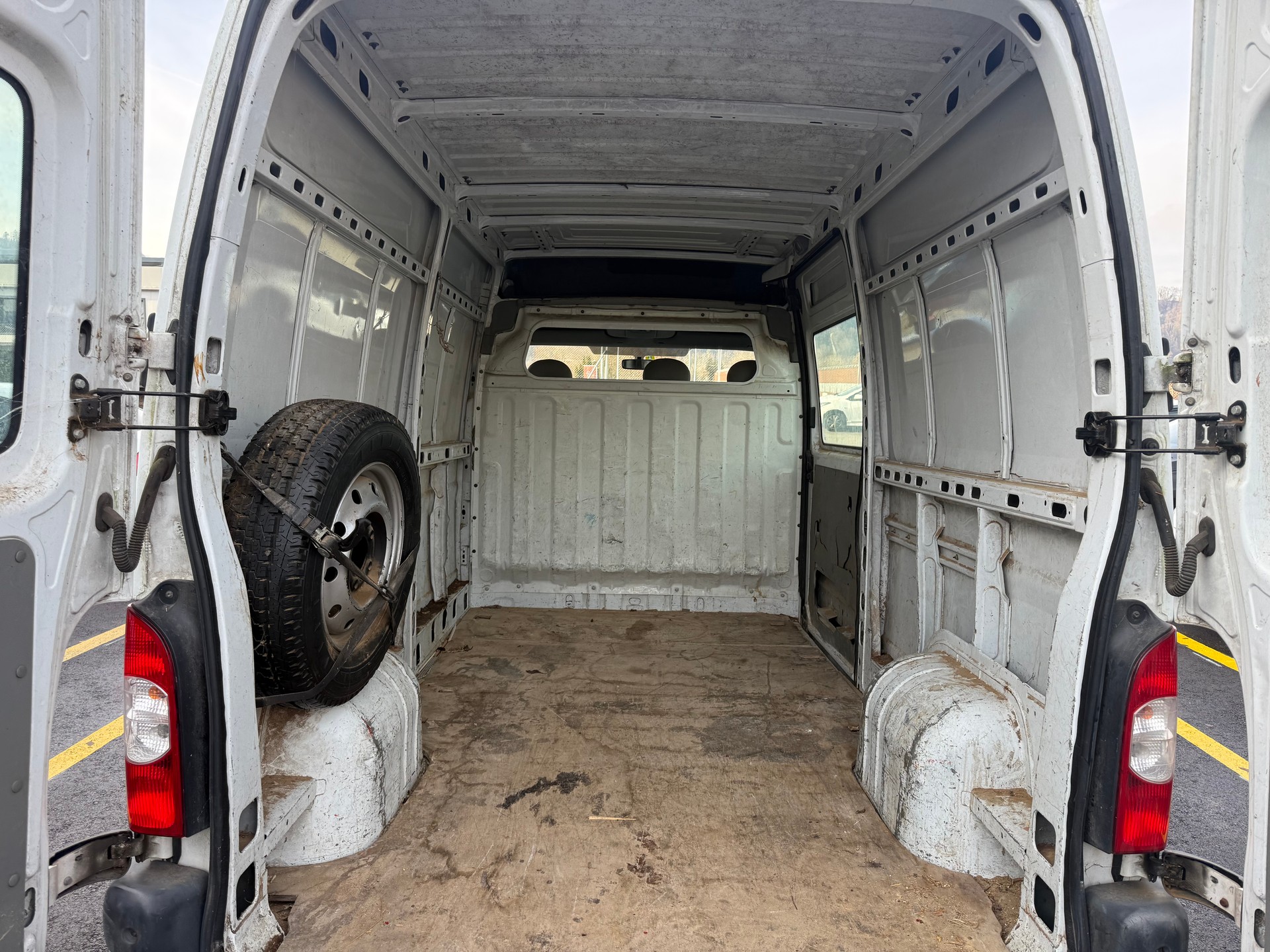 NISSAN Interstar 35 2.5 dCi-image-14