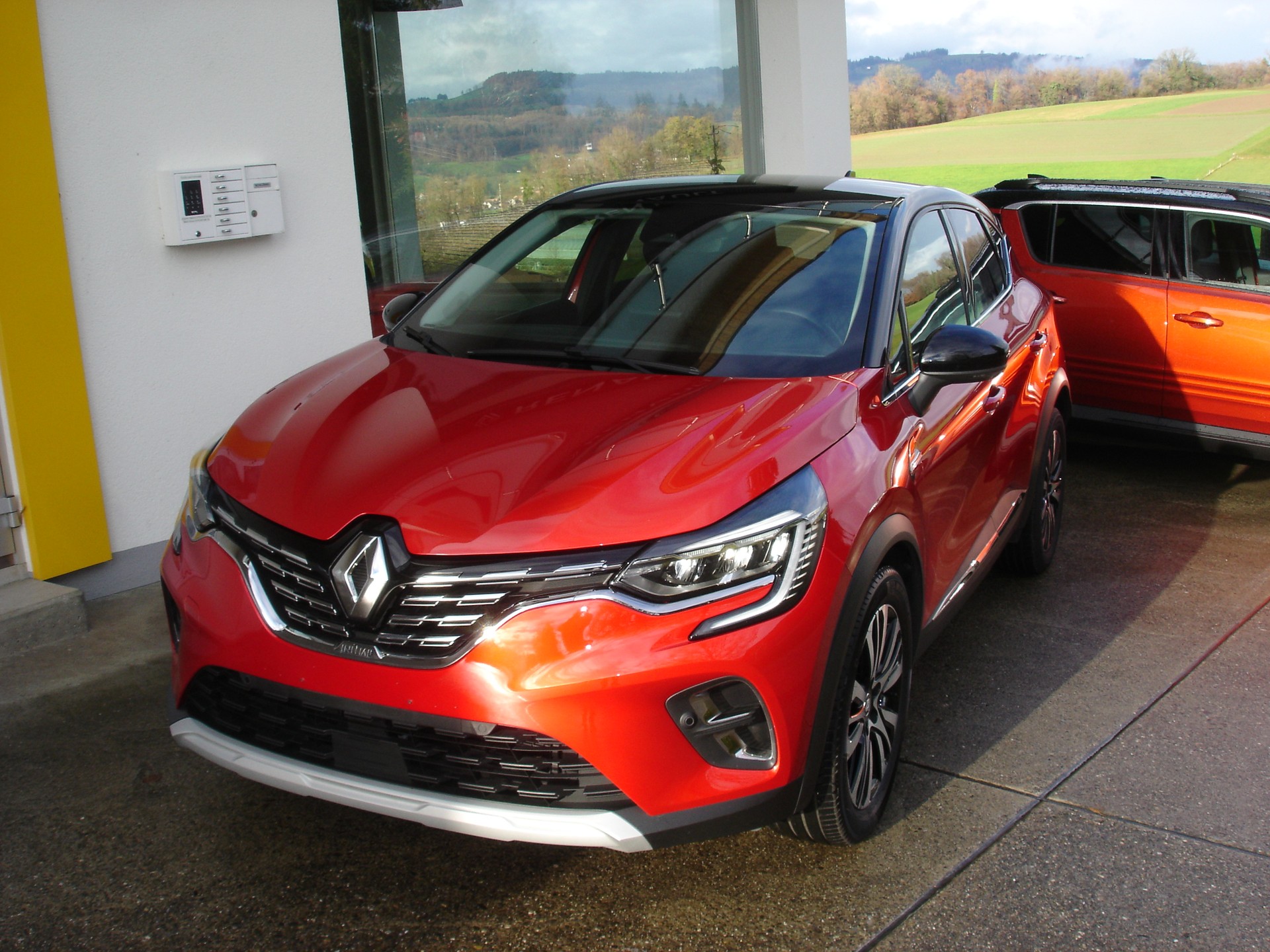 RENAULT Captur 1.3 TCe EDC Initiale Paris EDC-image-1