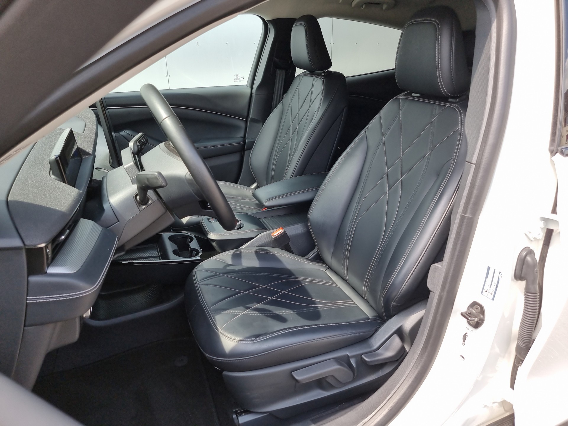 FORD Mustang Mach-E Extended-image-12