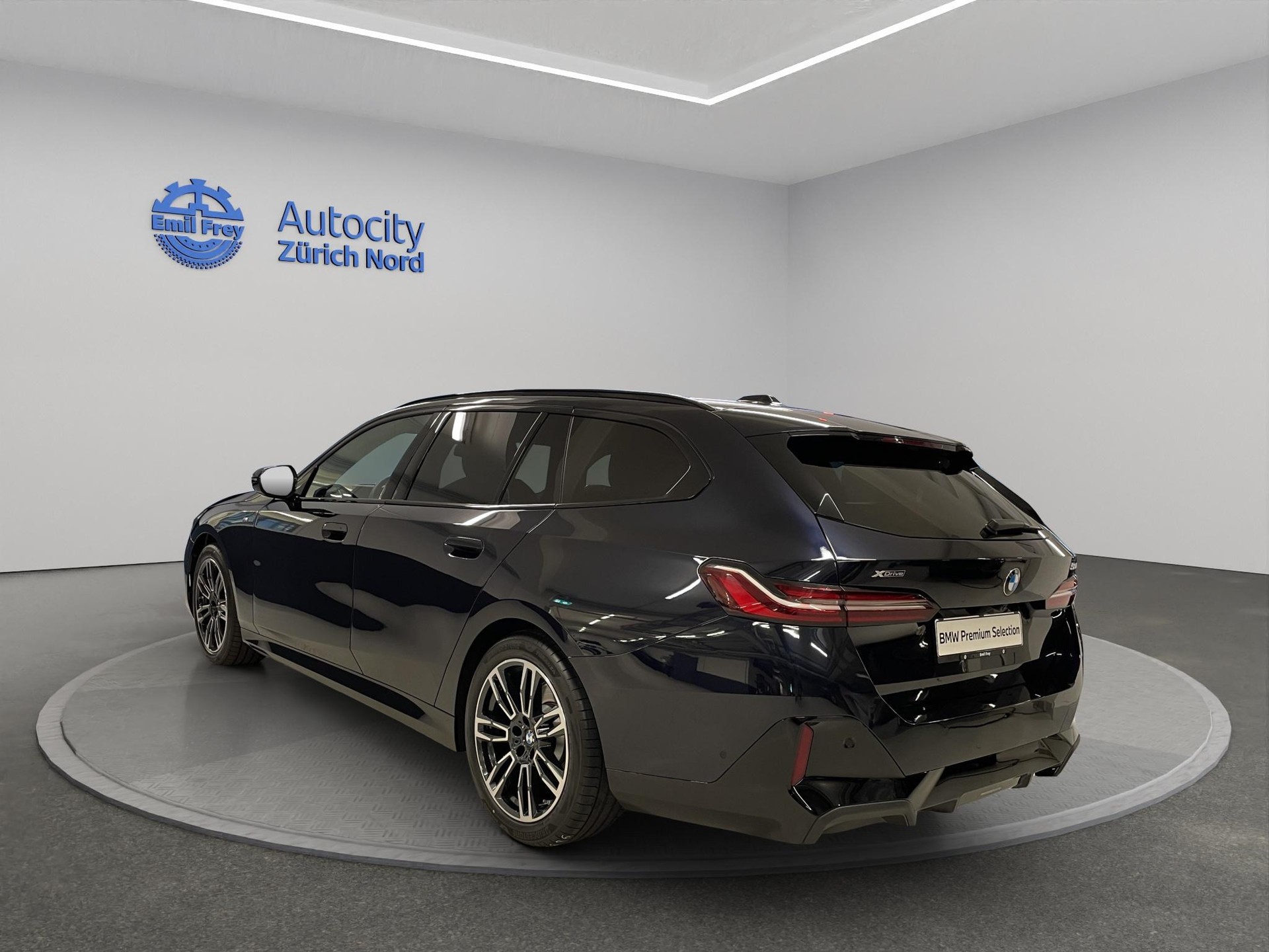 BMW 520d xDrive 48V Touring-showroom-element-1