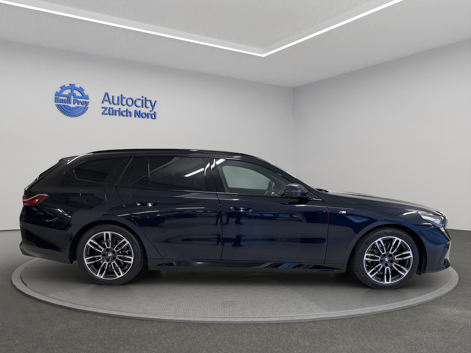 BMW 520d xDrive 48V Touring-image-6