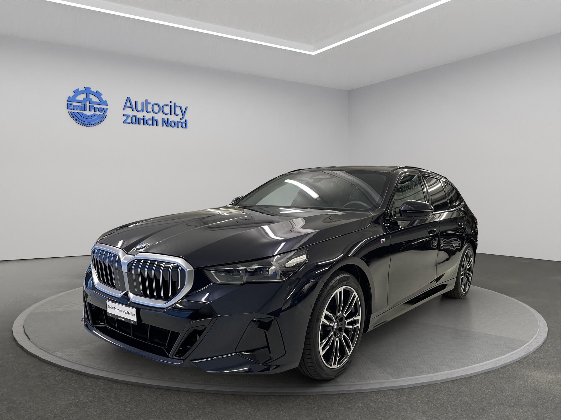 BMW 520d xDrive 48V Touring-image-0